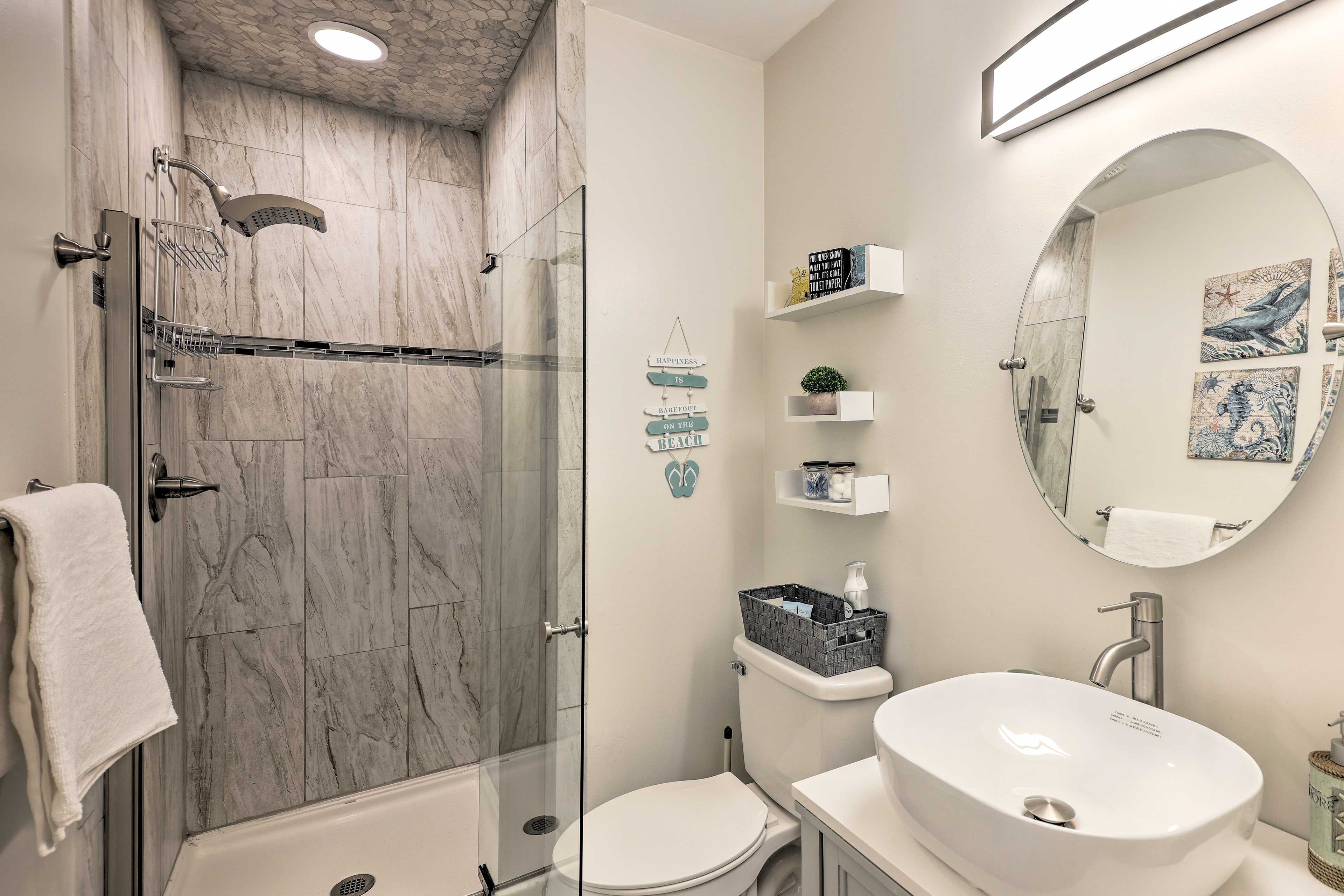 Full Bathroom | Towels Provided