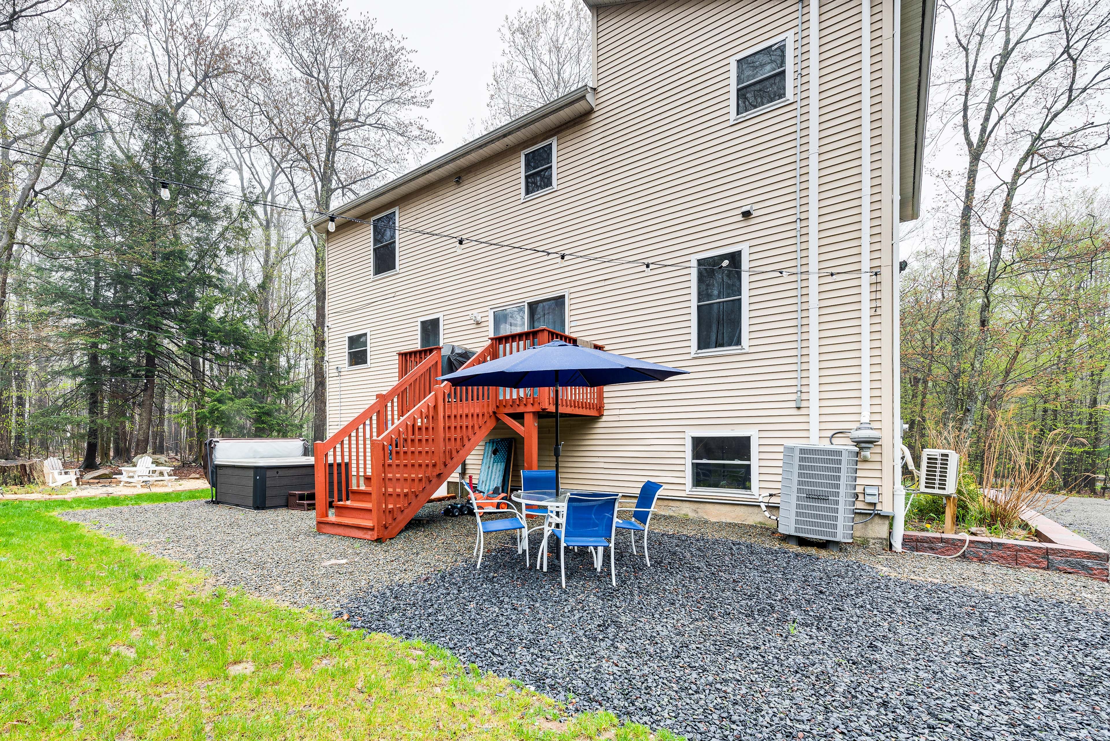 Private Yard | Fire Pit | Outdoor Dining | Playset | Volleyball Net