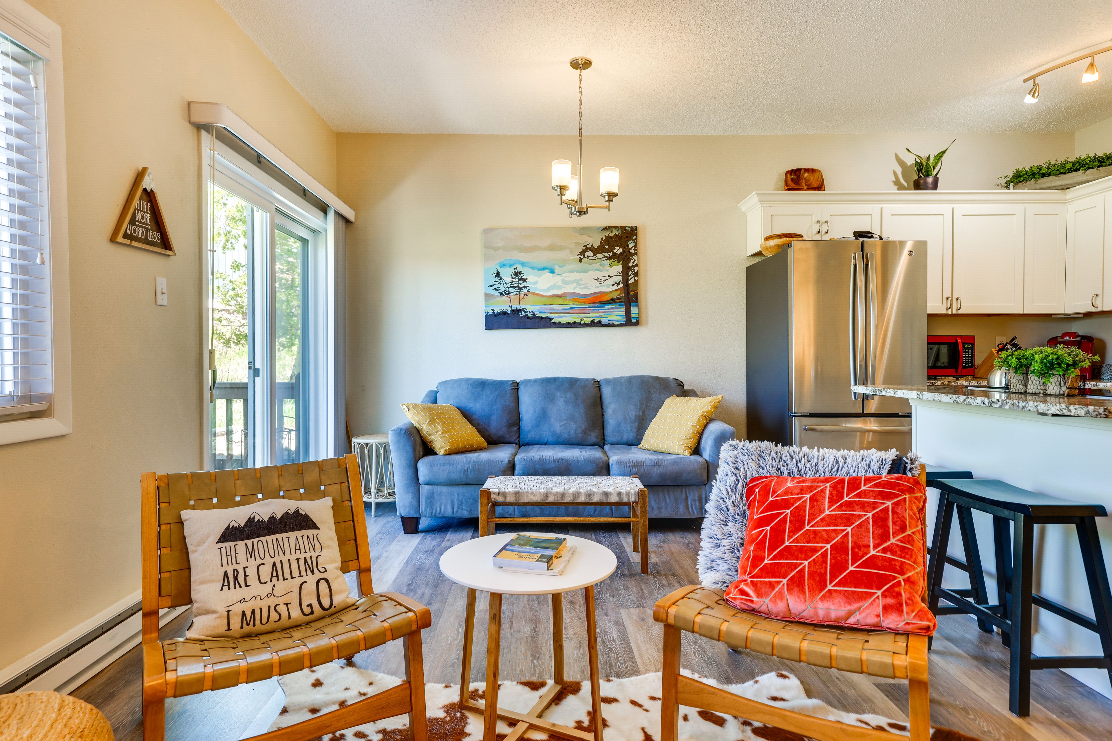 Living Room | Smart TV | Free WiFi | Queen Sofa Sleeper | Central Heating