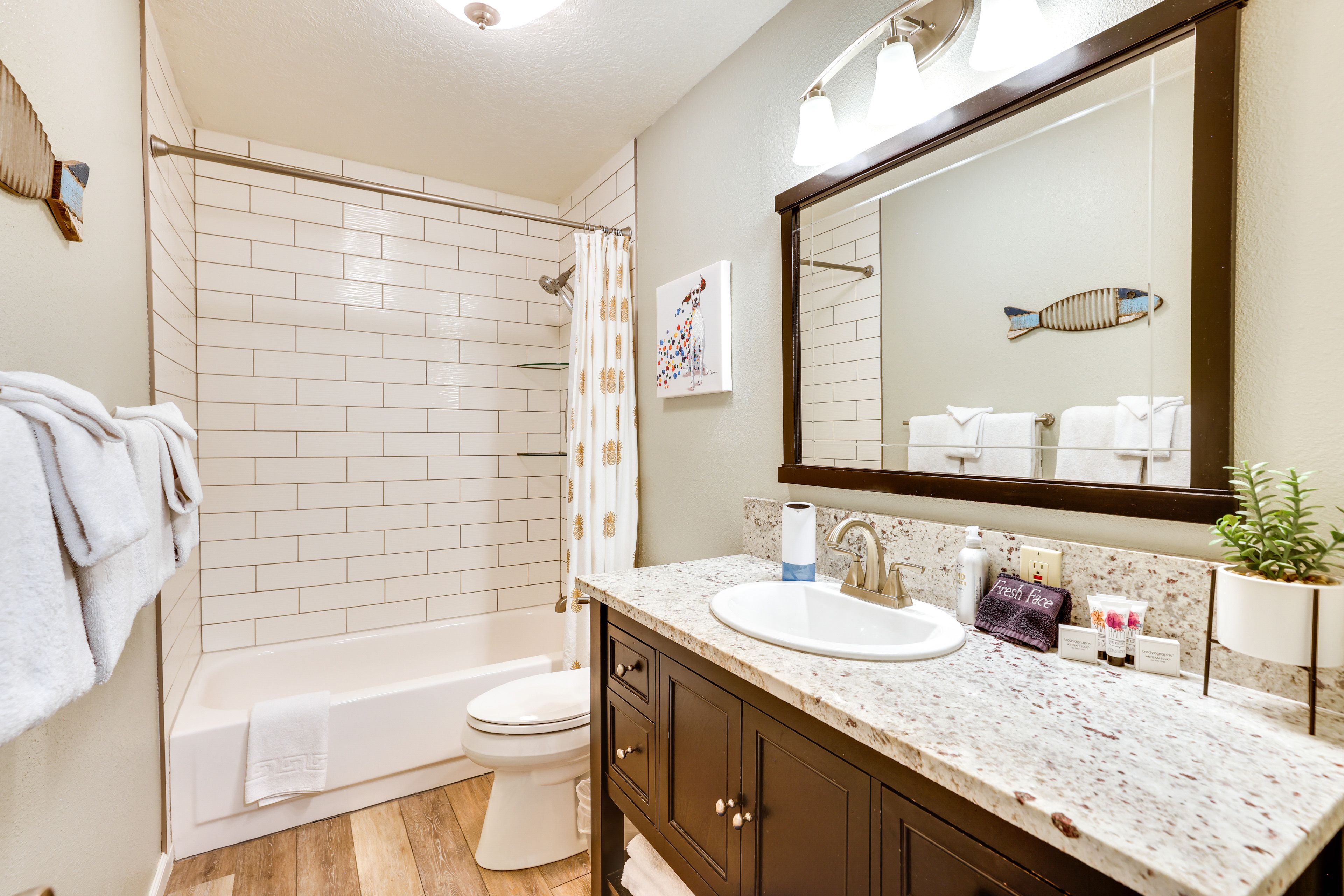 Full Bathroom | Towels Provided | Complimentary Toiletries