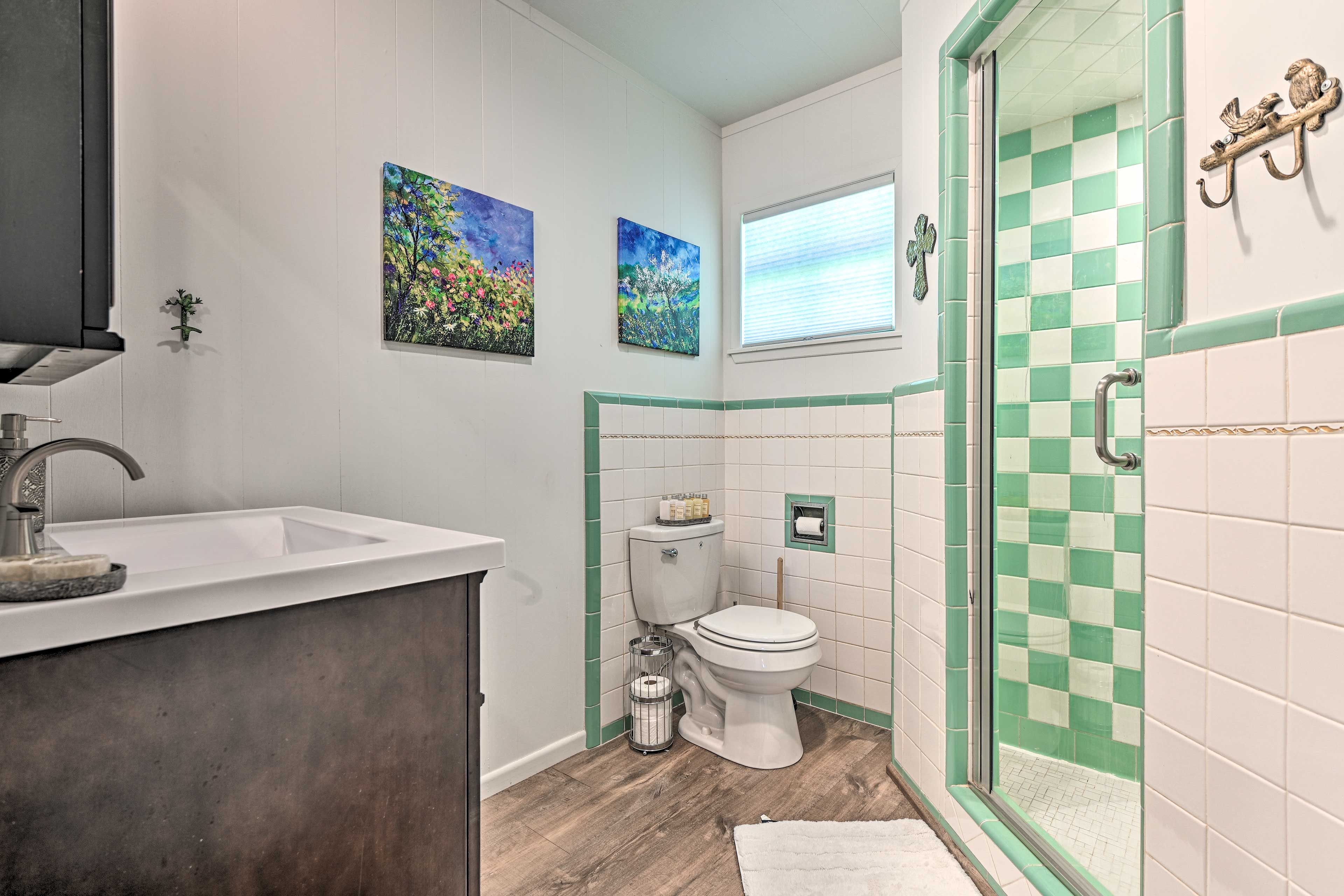 Full Bathroom | Towels Provided