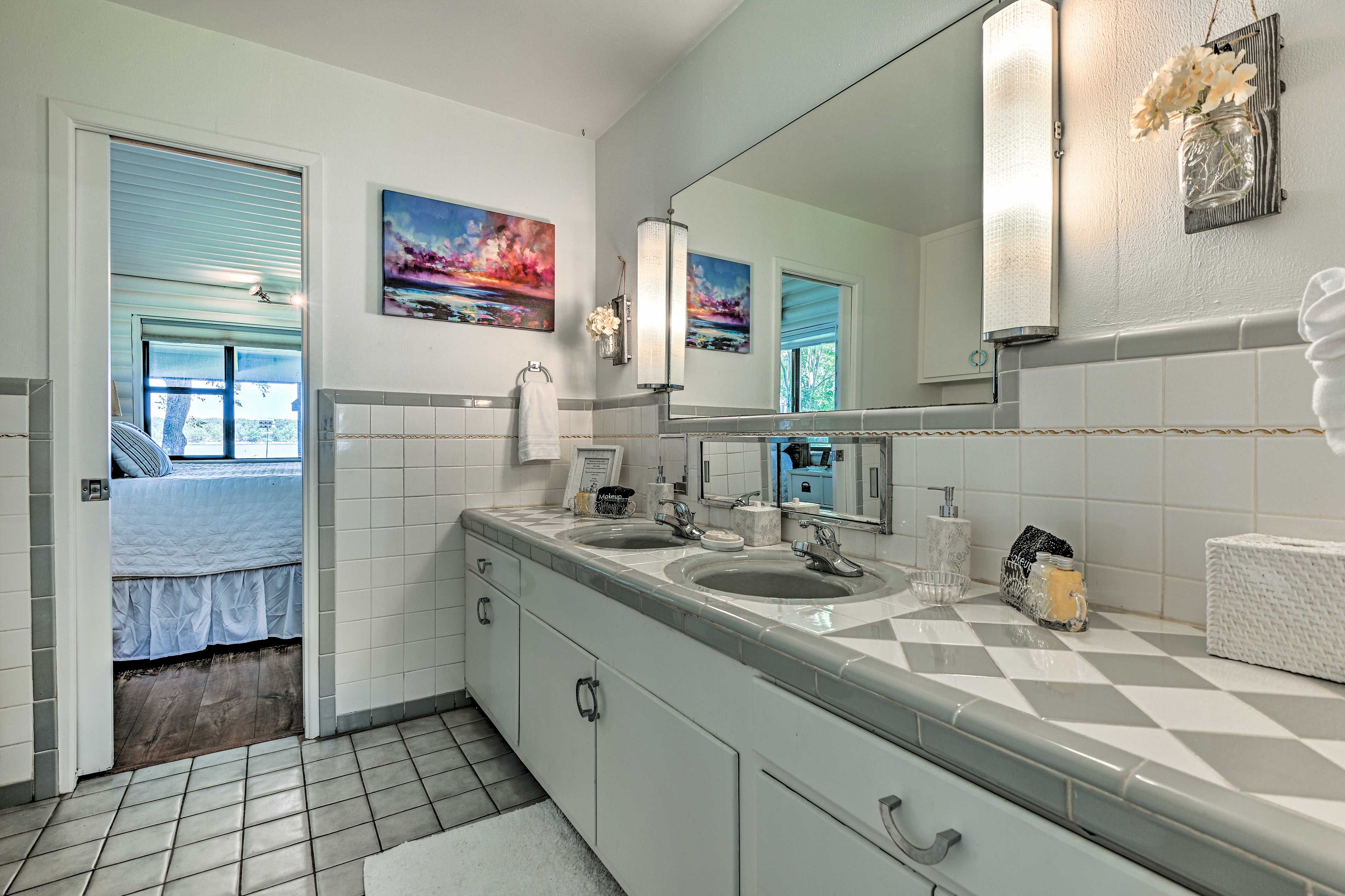 Jack-and-Jill Bathroom | Complimentary Toiletries