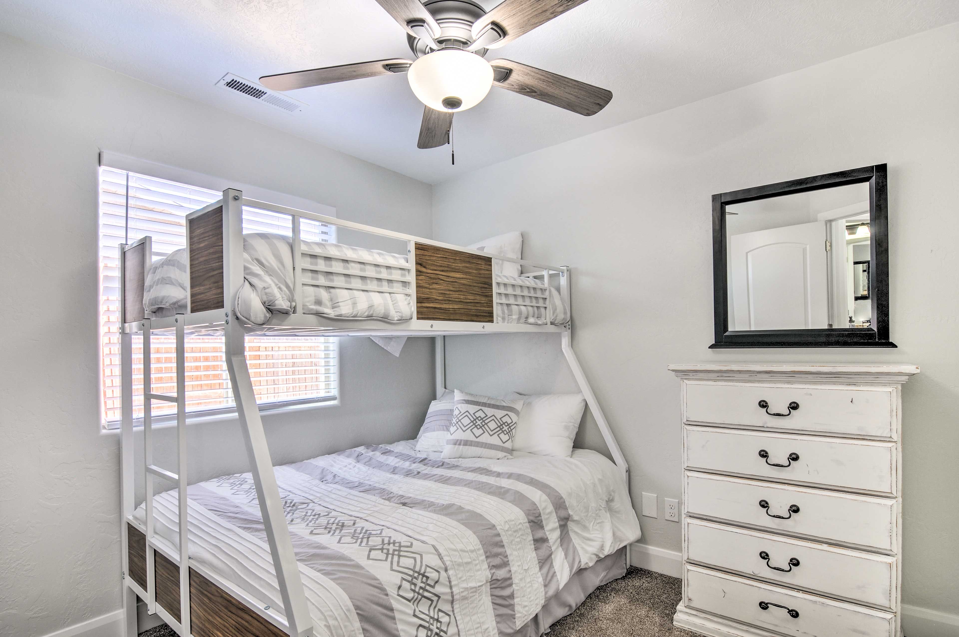 Bedroom 2 | Twin/Full Bunk Bed
