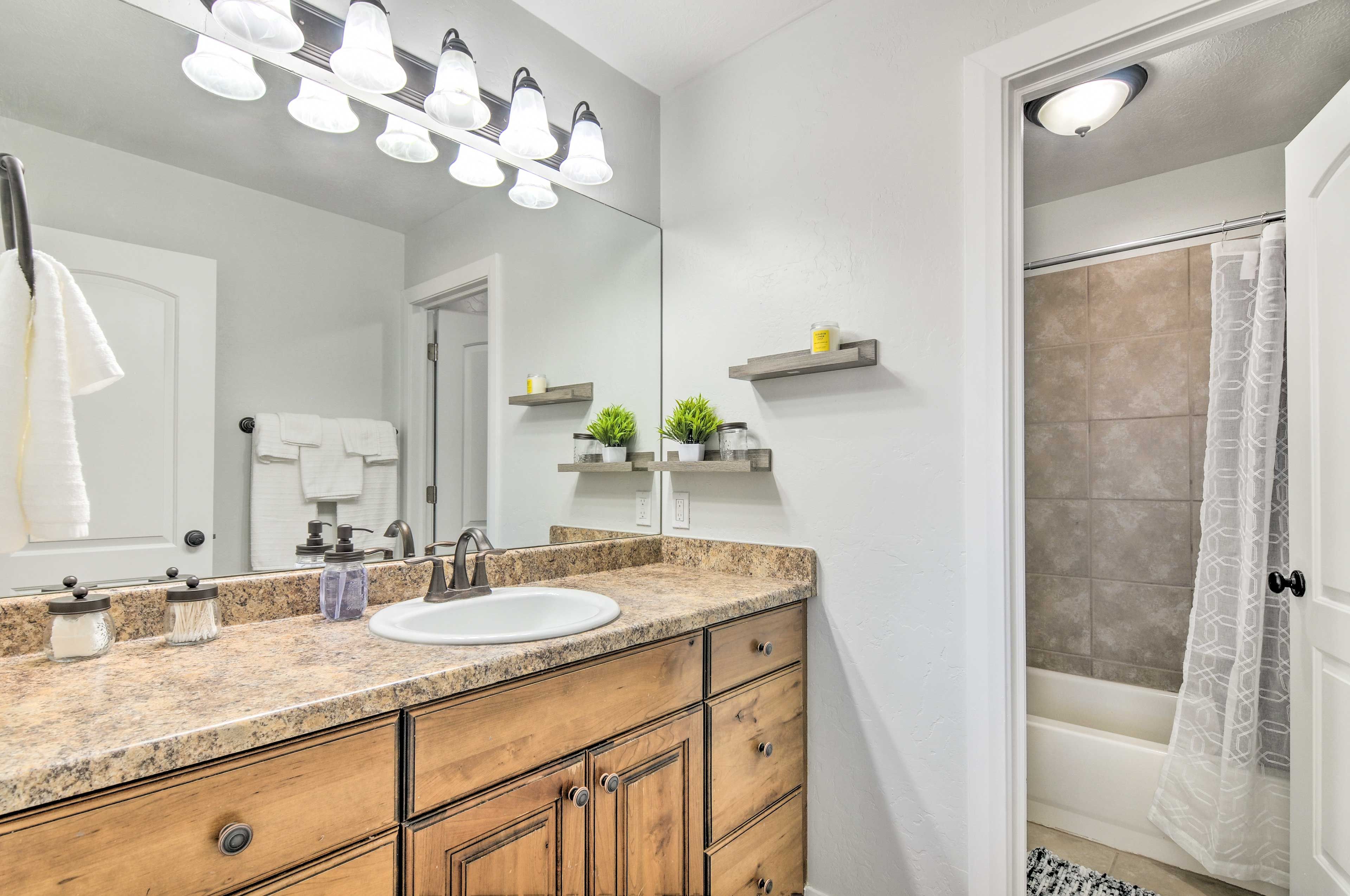 En-Suite Bathroom | Complimentary Toiletries