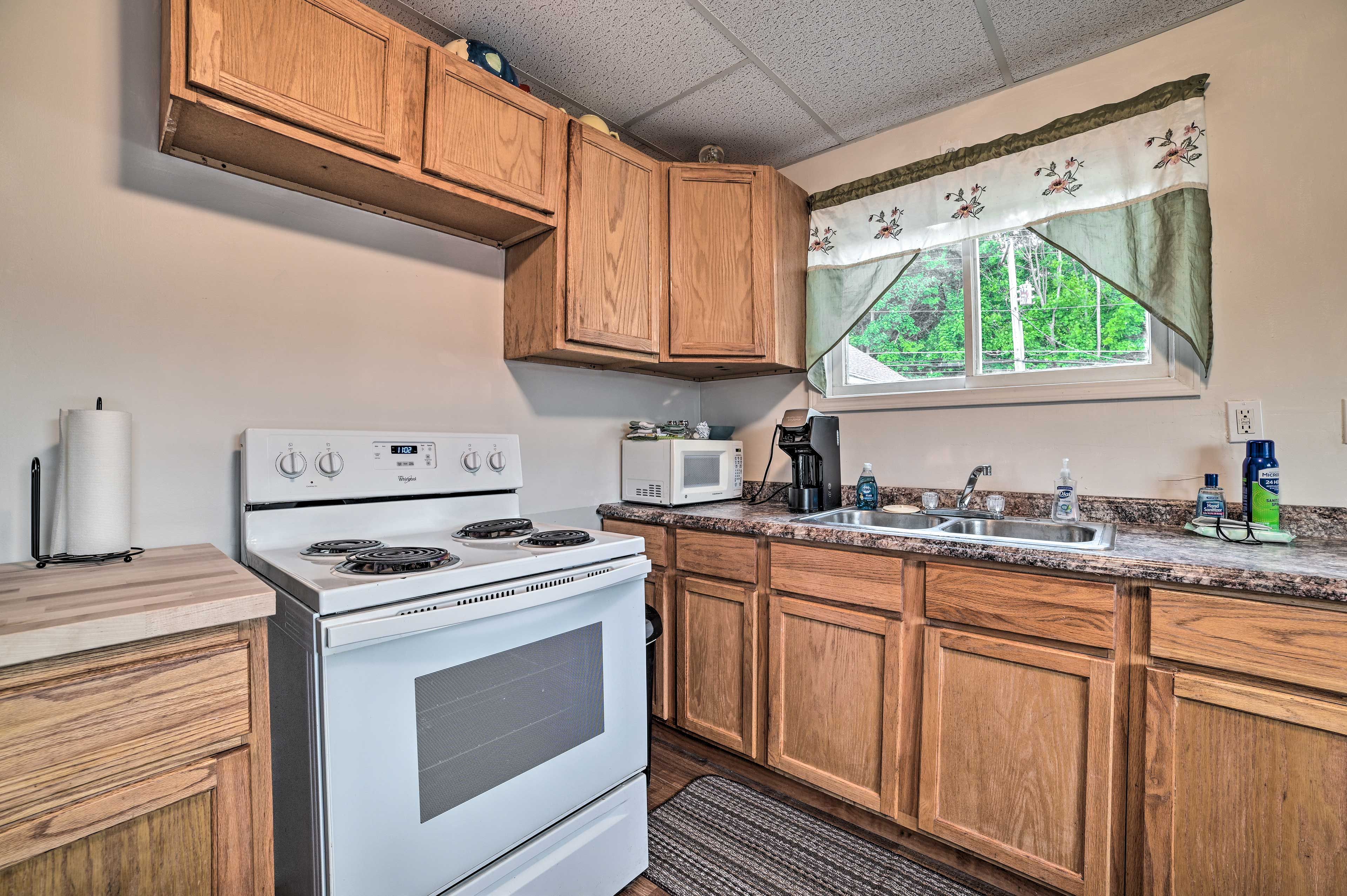 Kitchen | Cooking Basics | Coffee Maker | Paper Towels/Trash Bags Provided