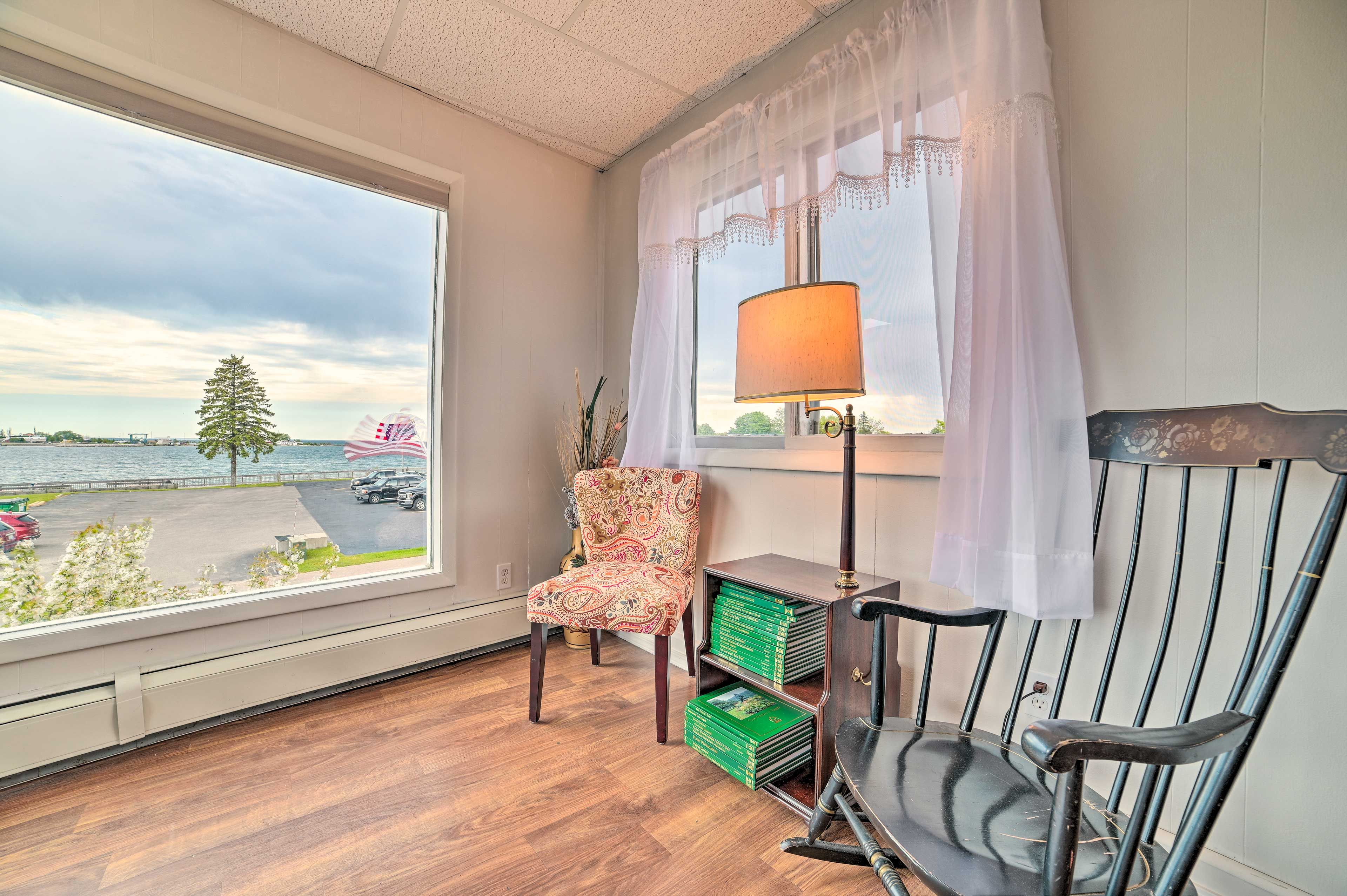 Living Room | Free WiFi | Smart TV
