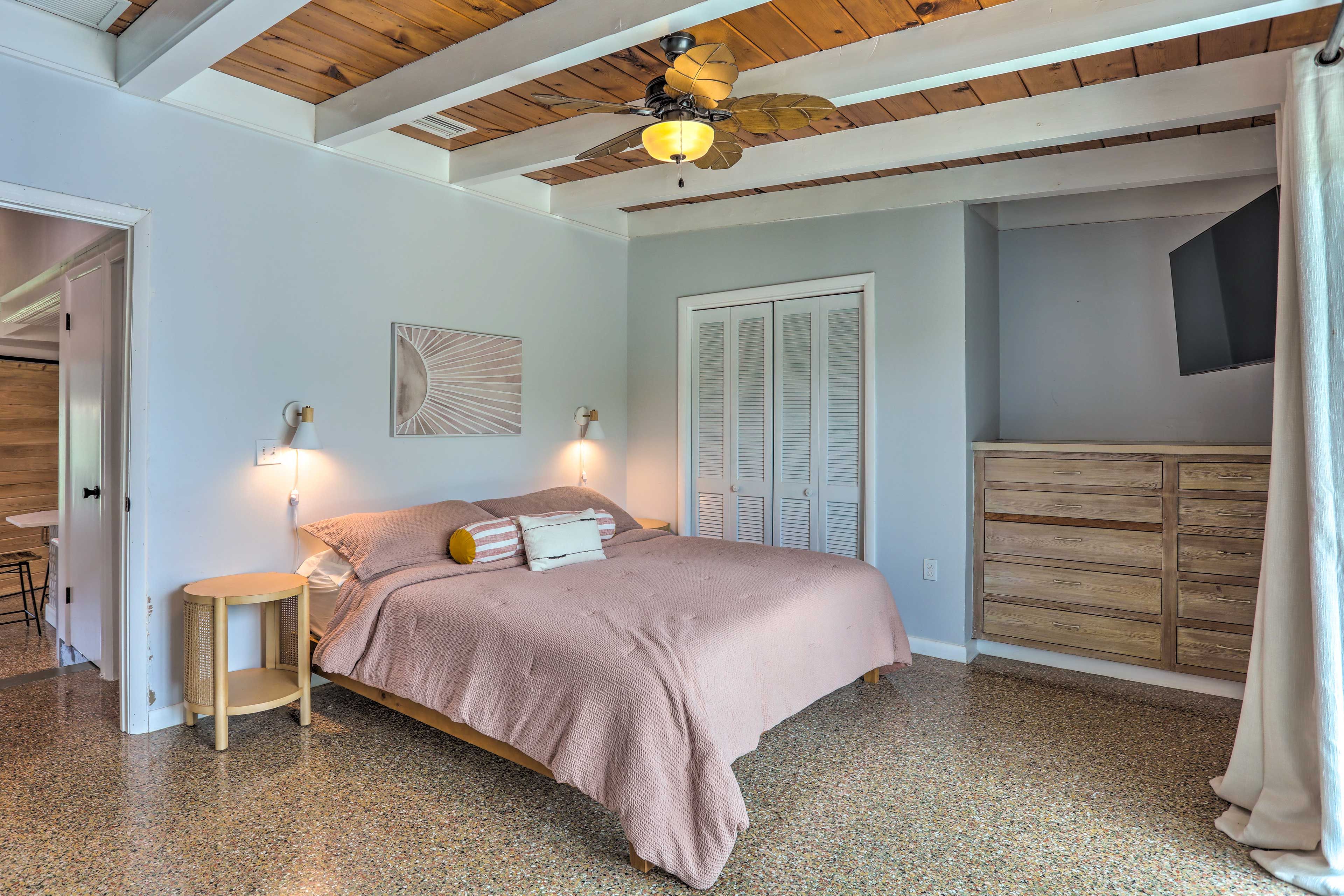 Bedroom 1 | King Bed | Smart TV