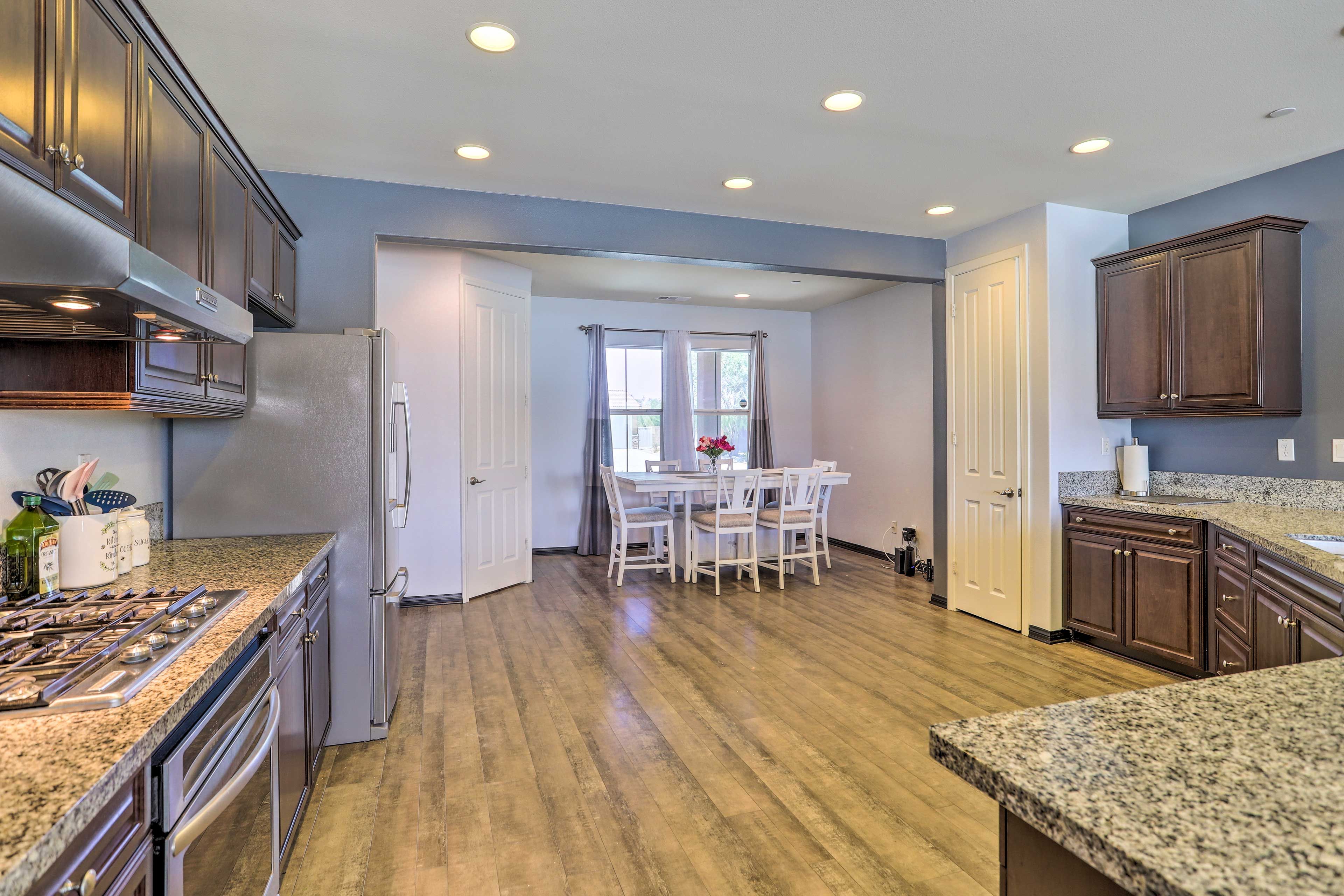 Full Kitchen | Dishwasher | Gas Range | Fridge w/ Ice Maker | Microwave