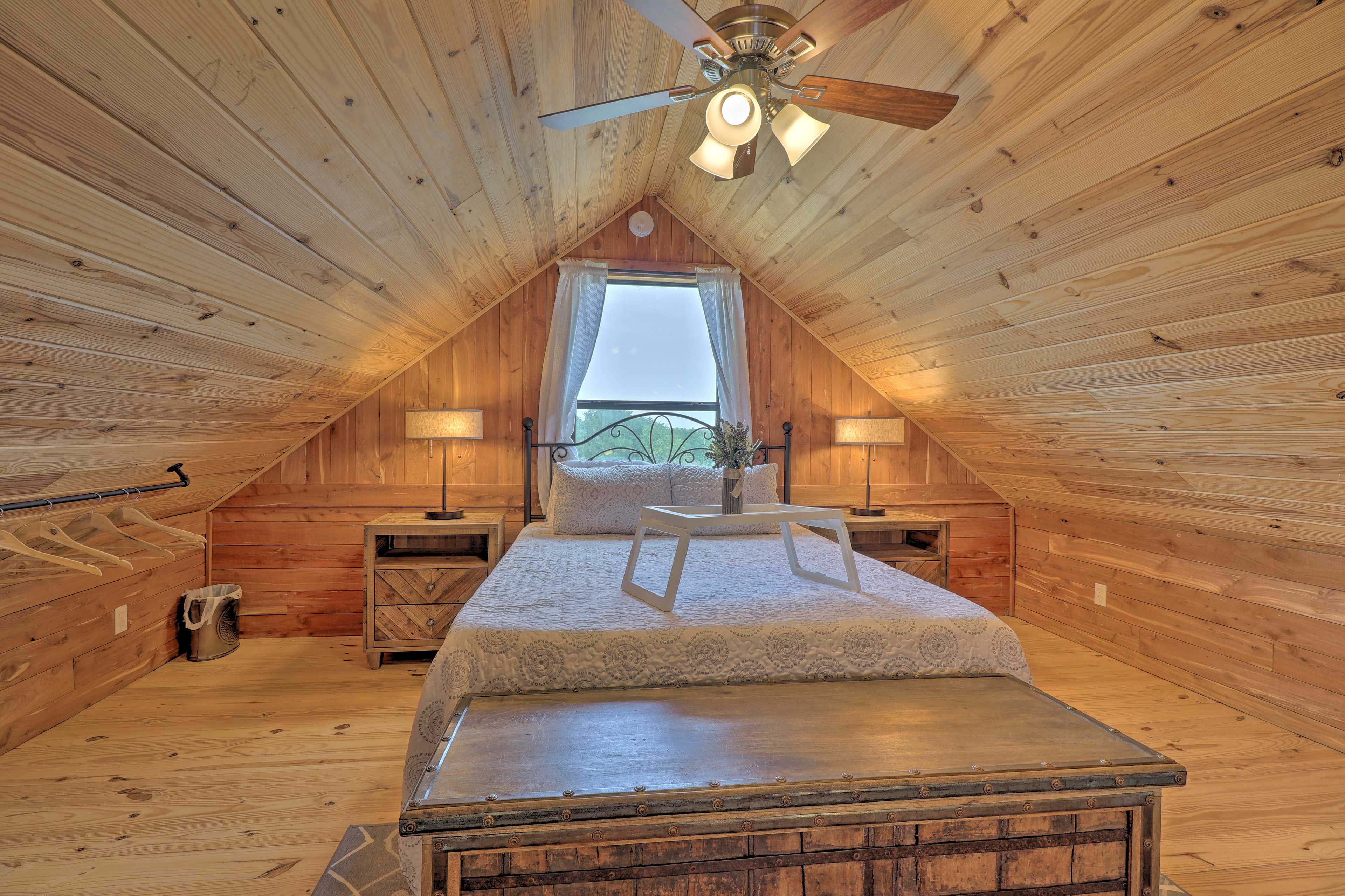 Bedroom (Loft) | Queen Bed | Linens Provided