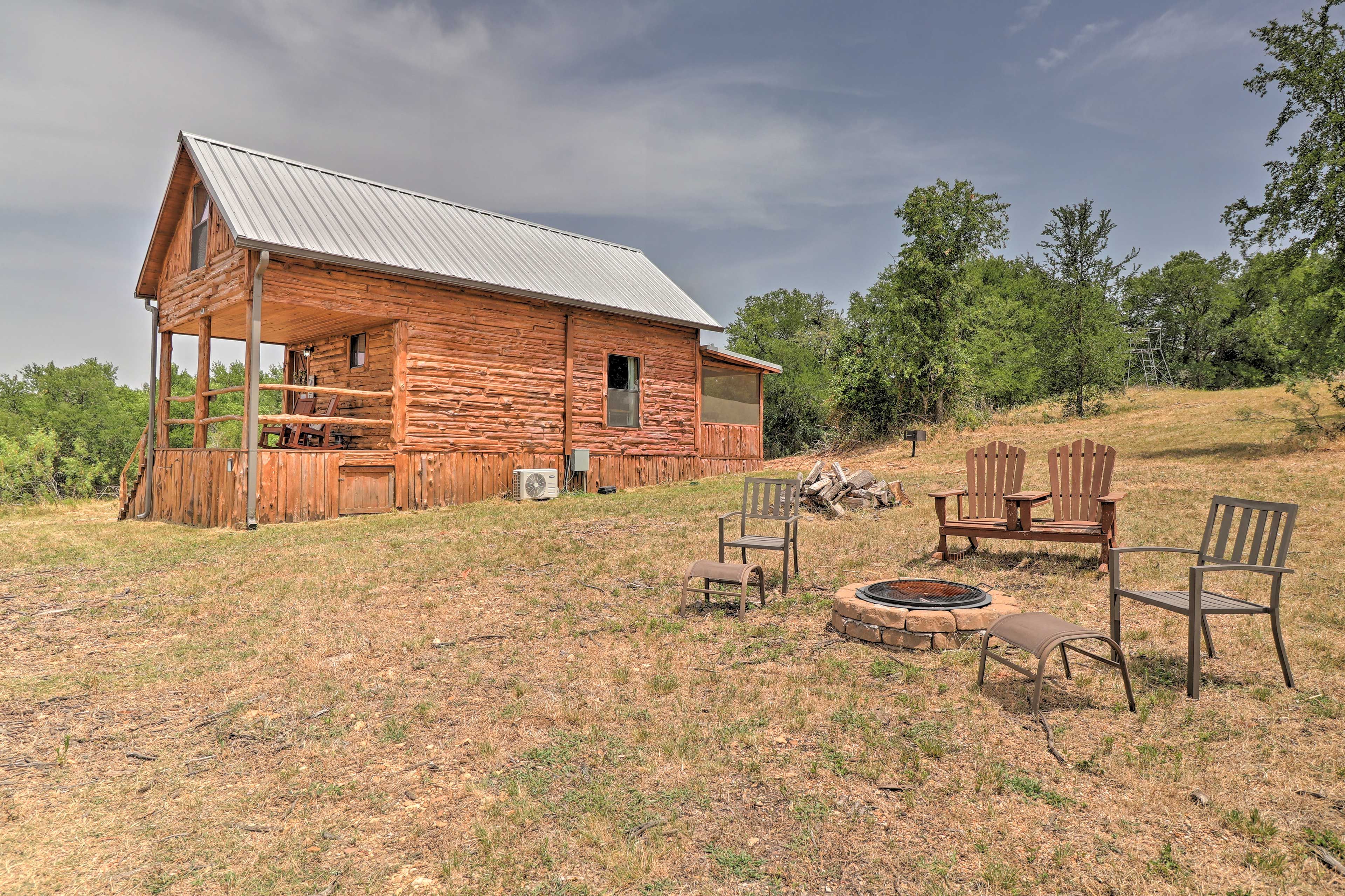 Thorndale Vacation Rental | 1BR | 1BA | Stairs to Access | 600 Sq Ft