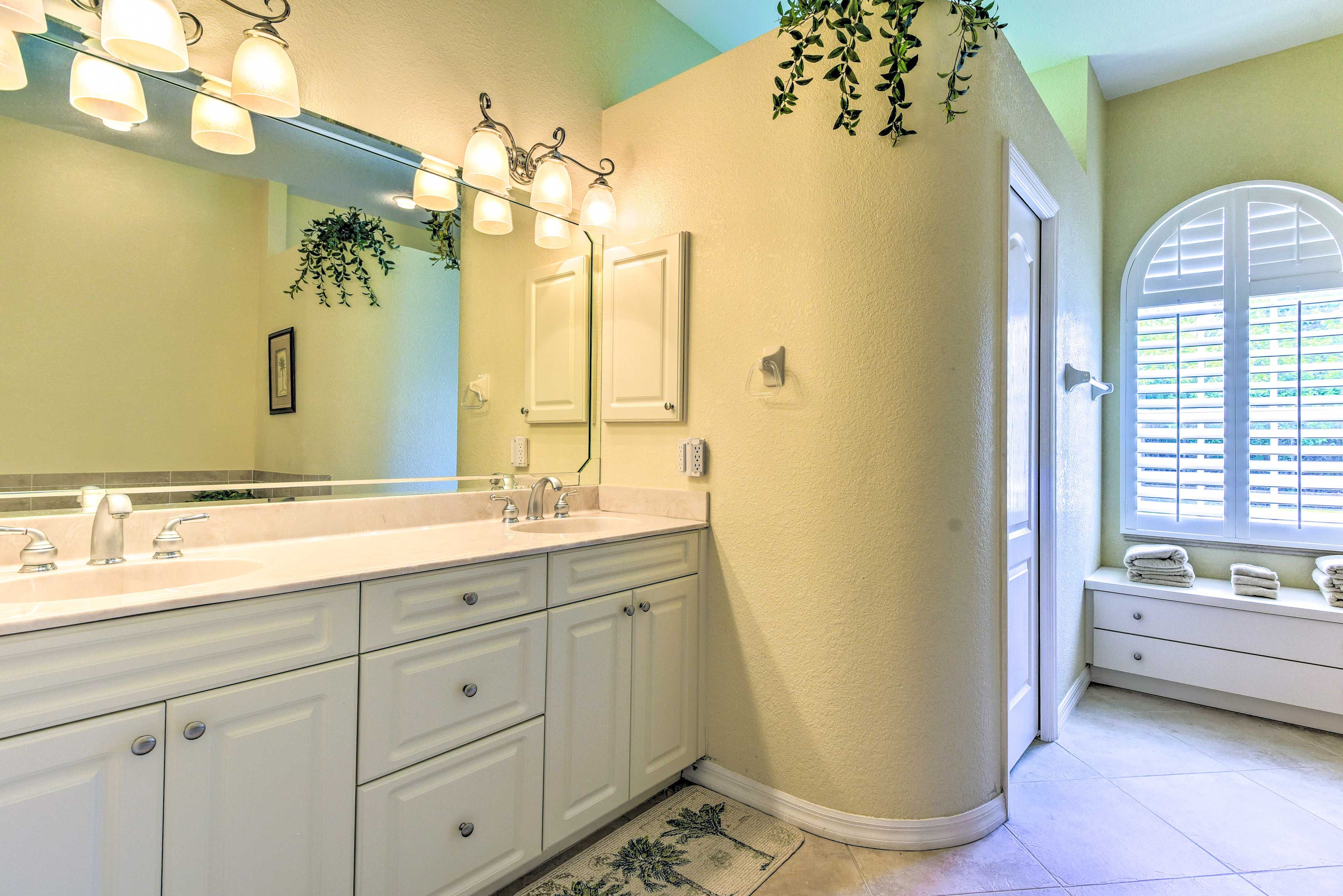 En-Suite Bathroom | Walk-In Shower | Jetted Tub | Complimentary Toiletries