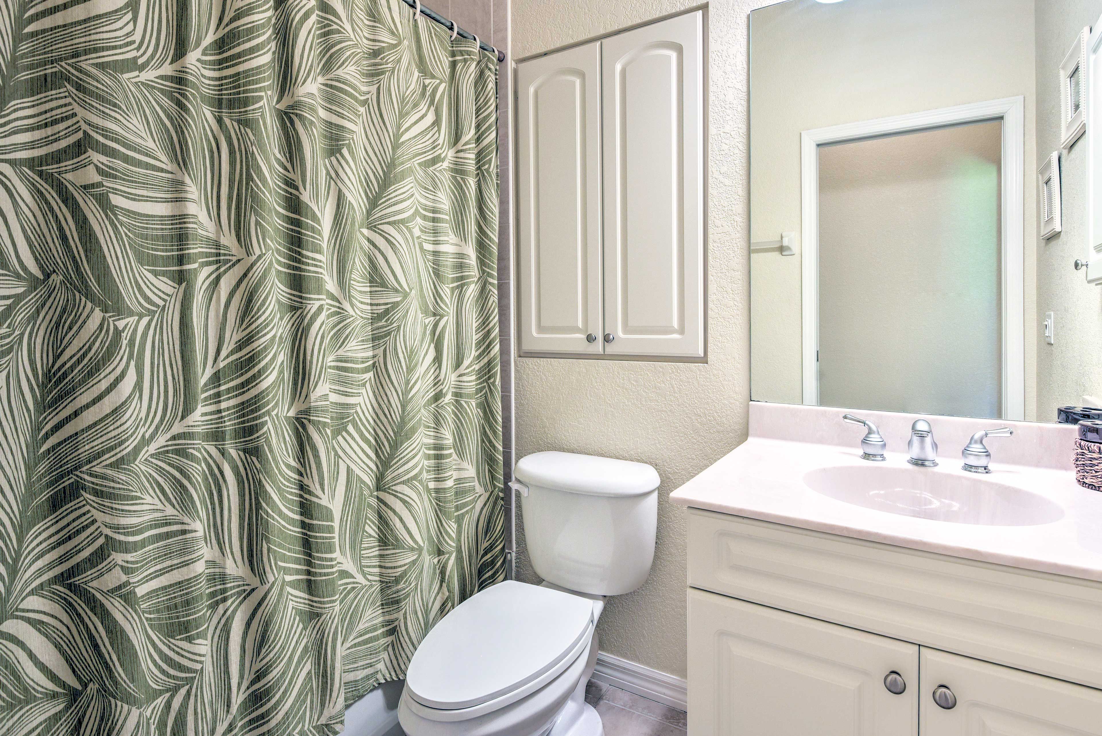 Full Bathroom | Shower/Tub Combo | Complimentary Toiletries