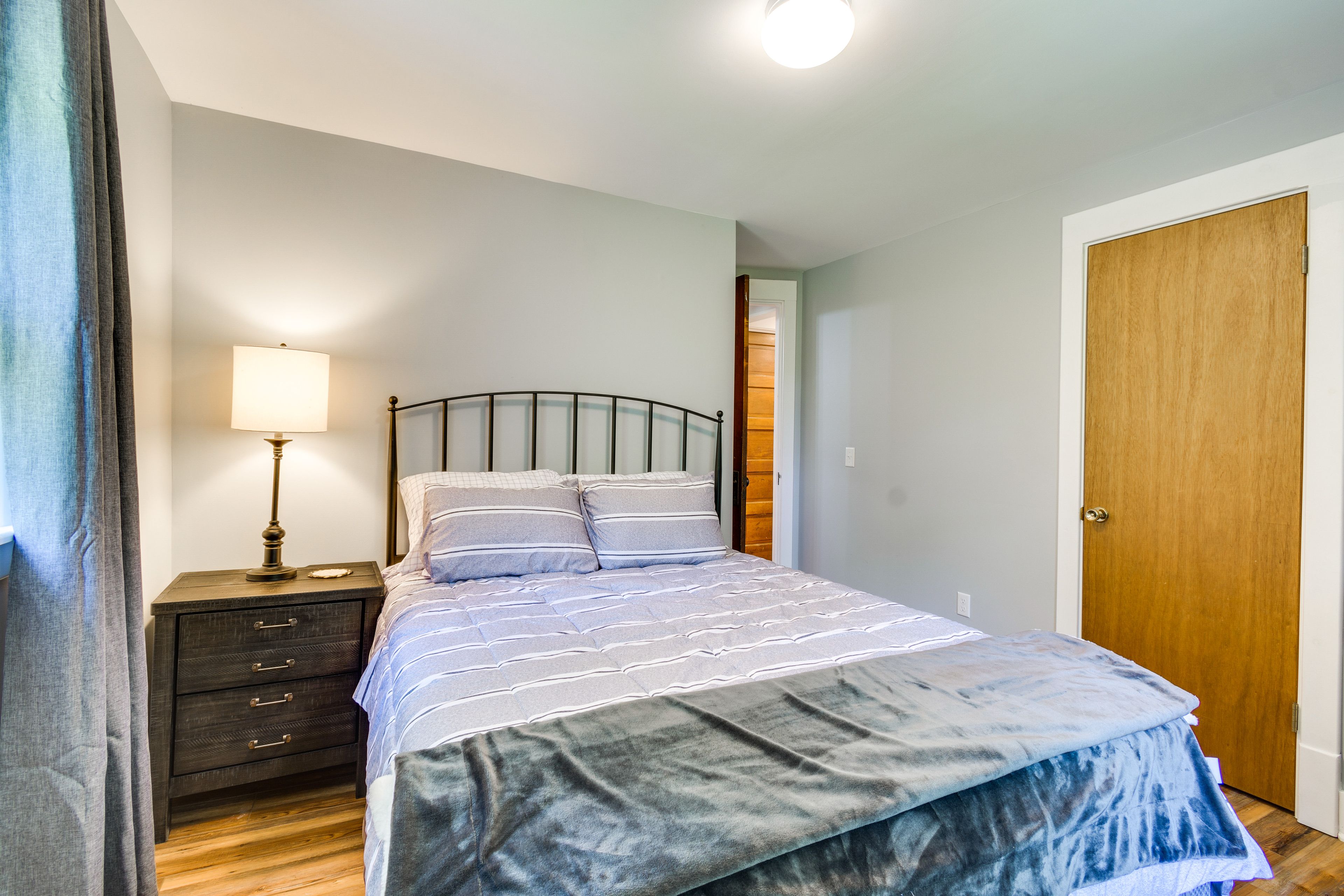 Bedroom 1 | Queen Bed