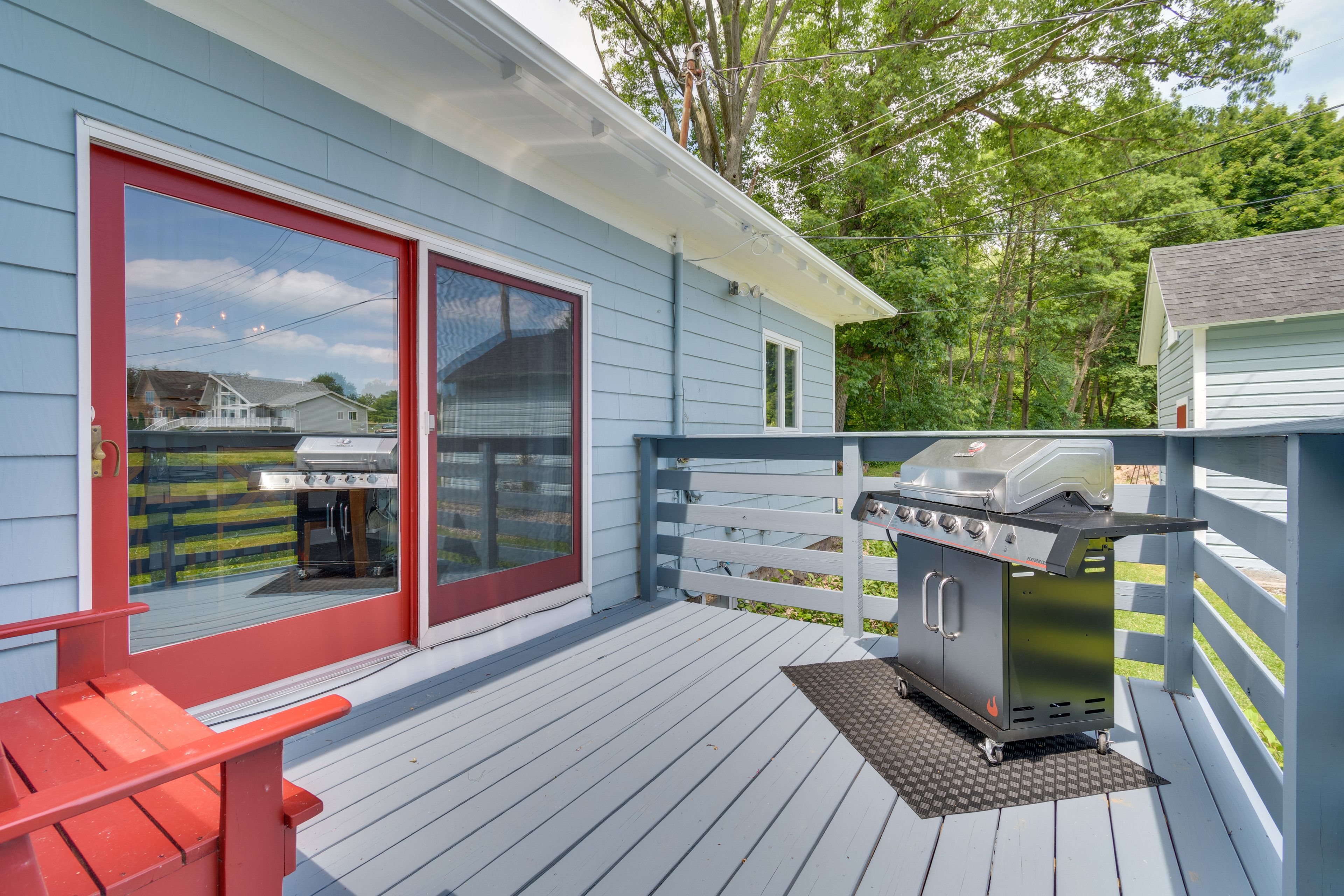 Side Deck | Gas Grill (Propane Provided)