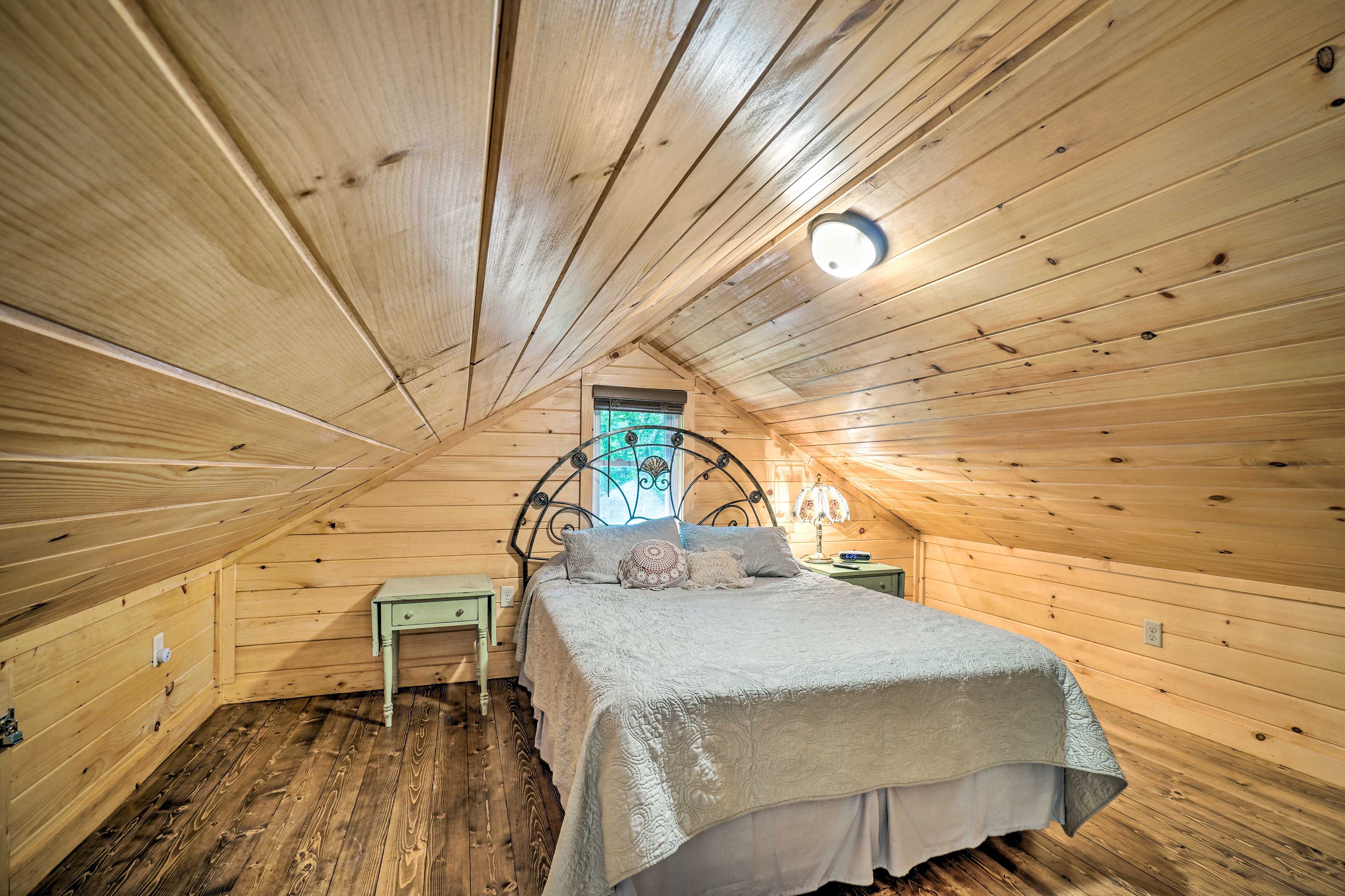 Bedroom (Loft) | Queen Bed | Ladder Required