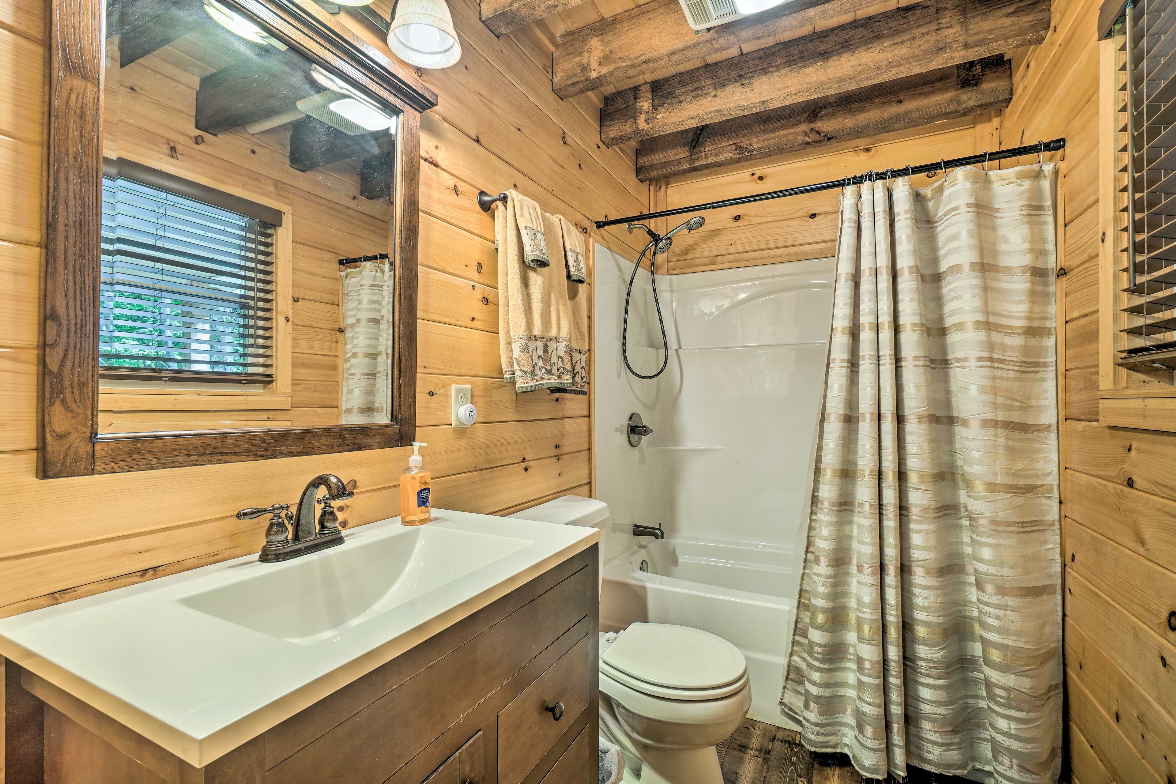 Full Bathroom | Linens & Towels | Complimentary Toiletries | Hair Dryer