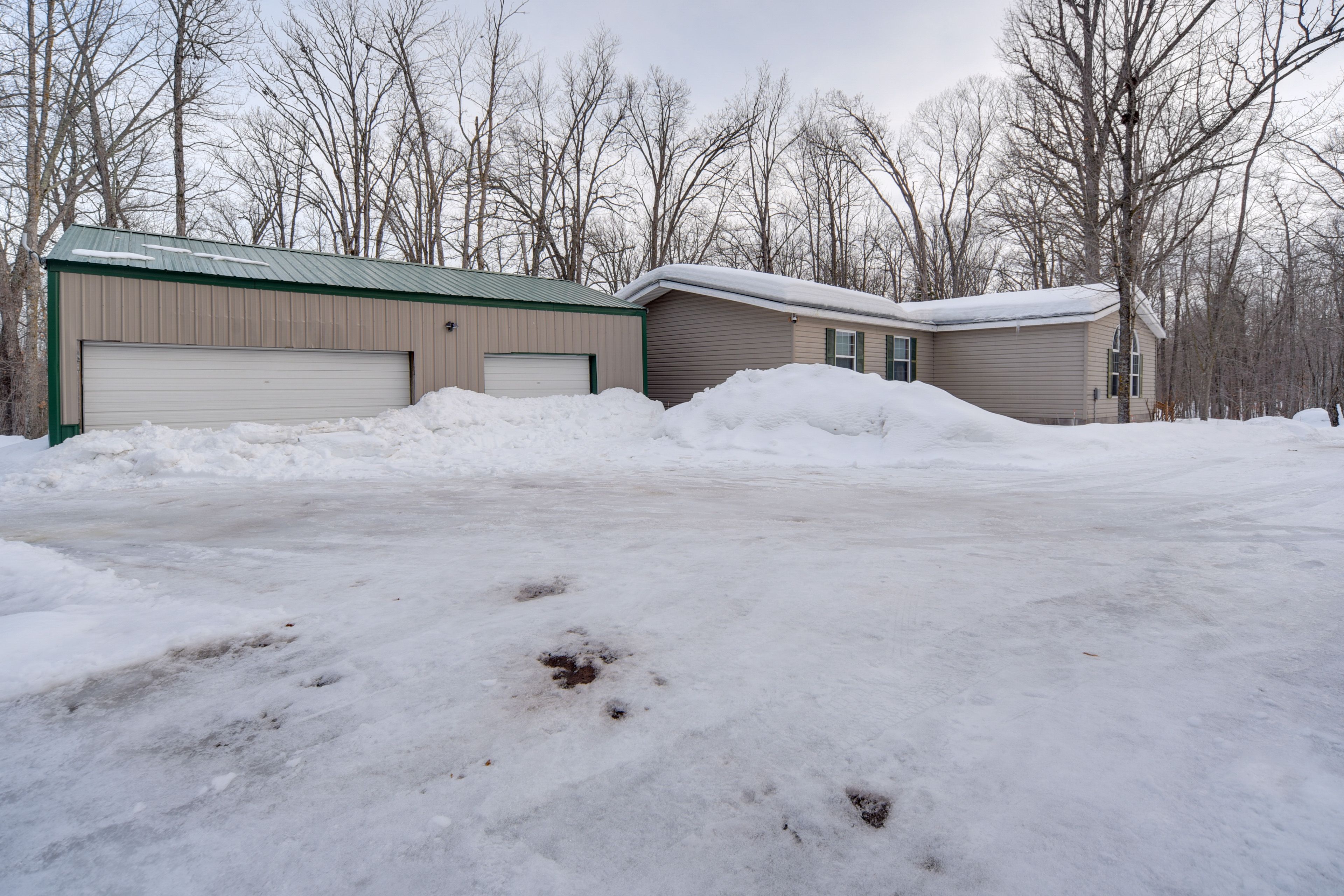 Exterior | Driveway (5 vehicles) | ATV/Snowmobile Trailer Parking Available
