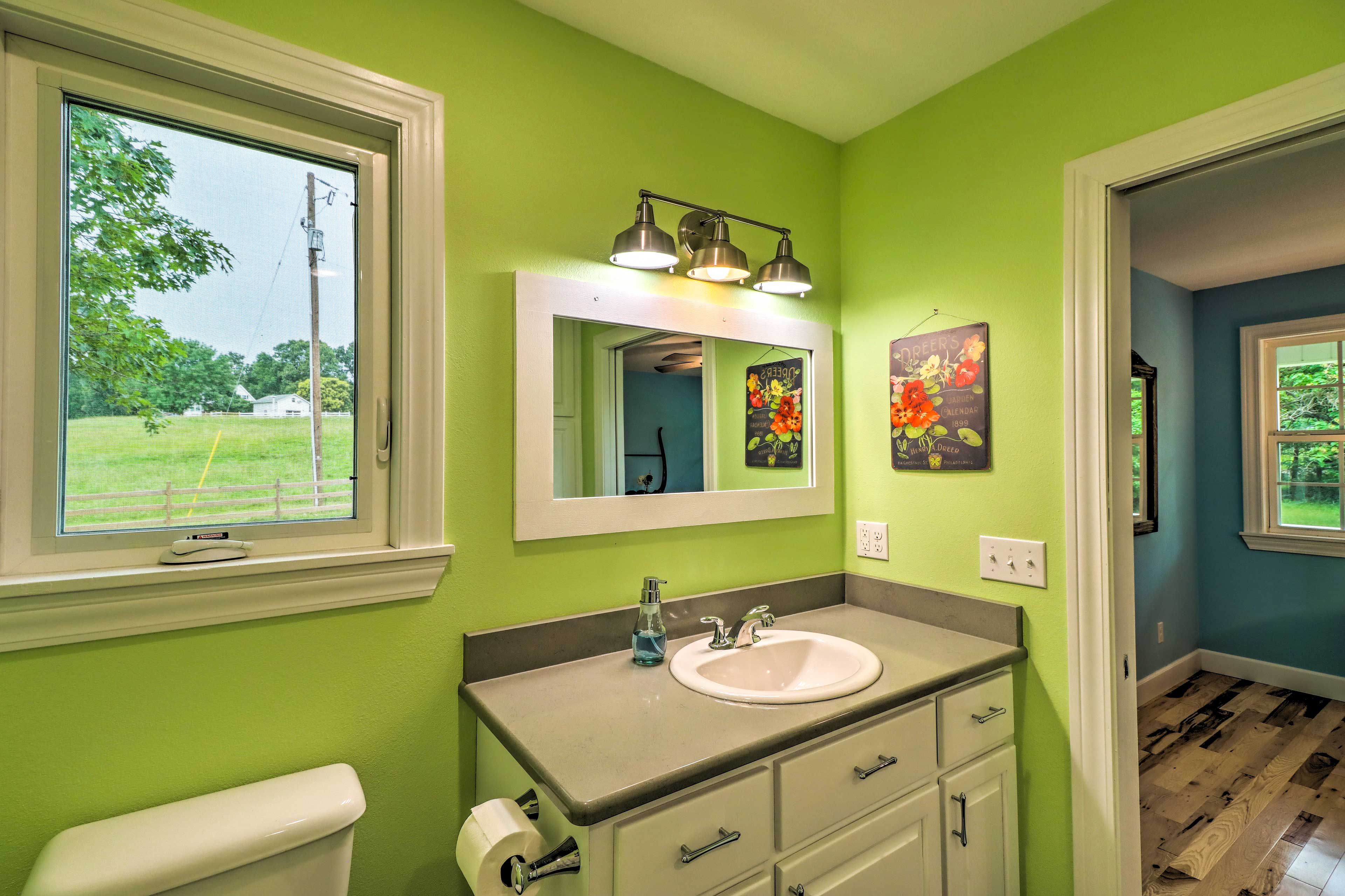 En-Suite Bathroom | Towels Provided | Complimentary Toiletries