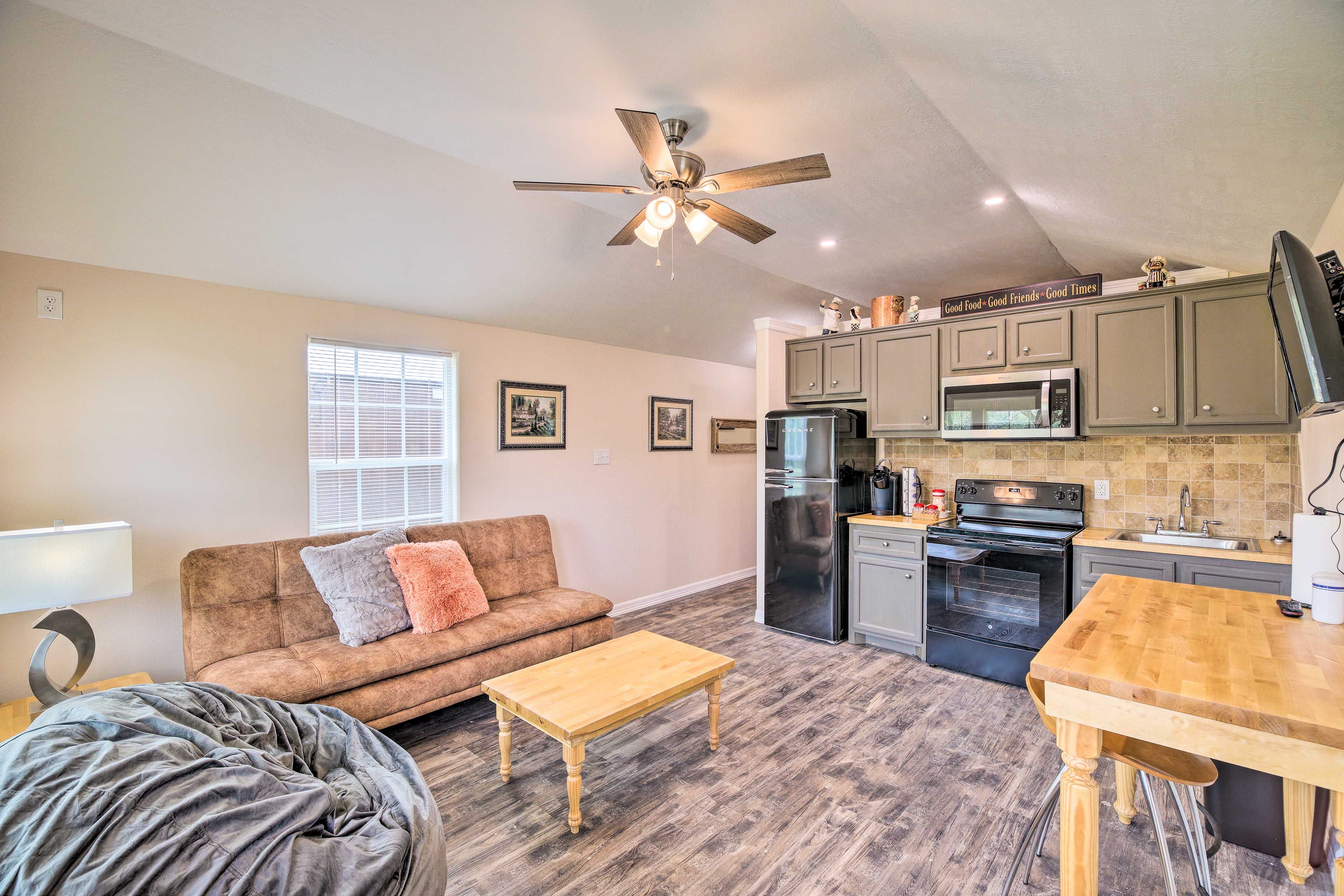Living Room | Smart TV w/ Cable | Central A/C | Futon