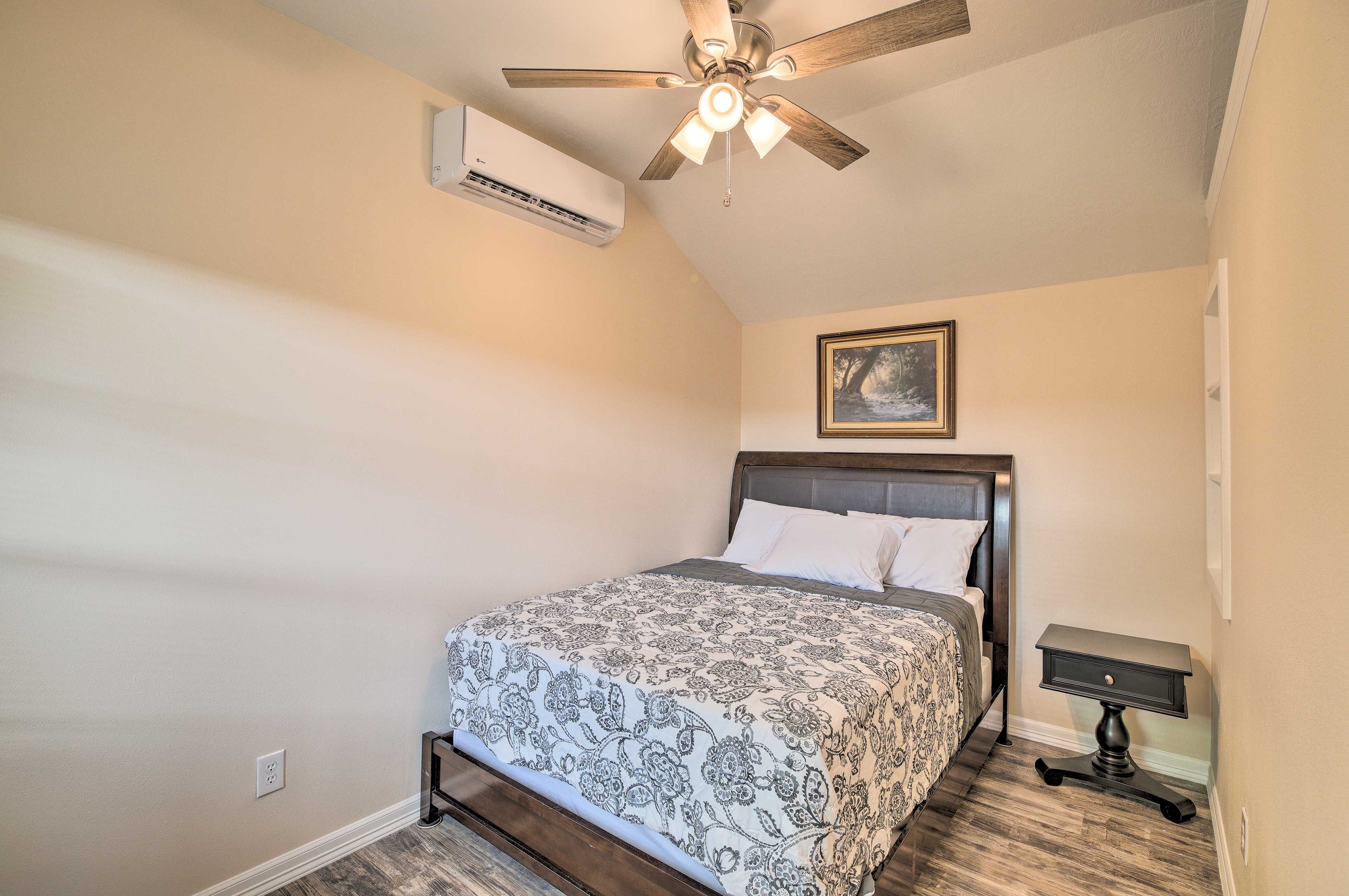 Bedroom | Queen Bed | Linens Provided | Smart TV w/ Cable