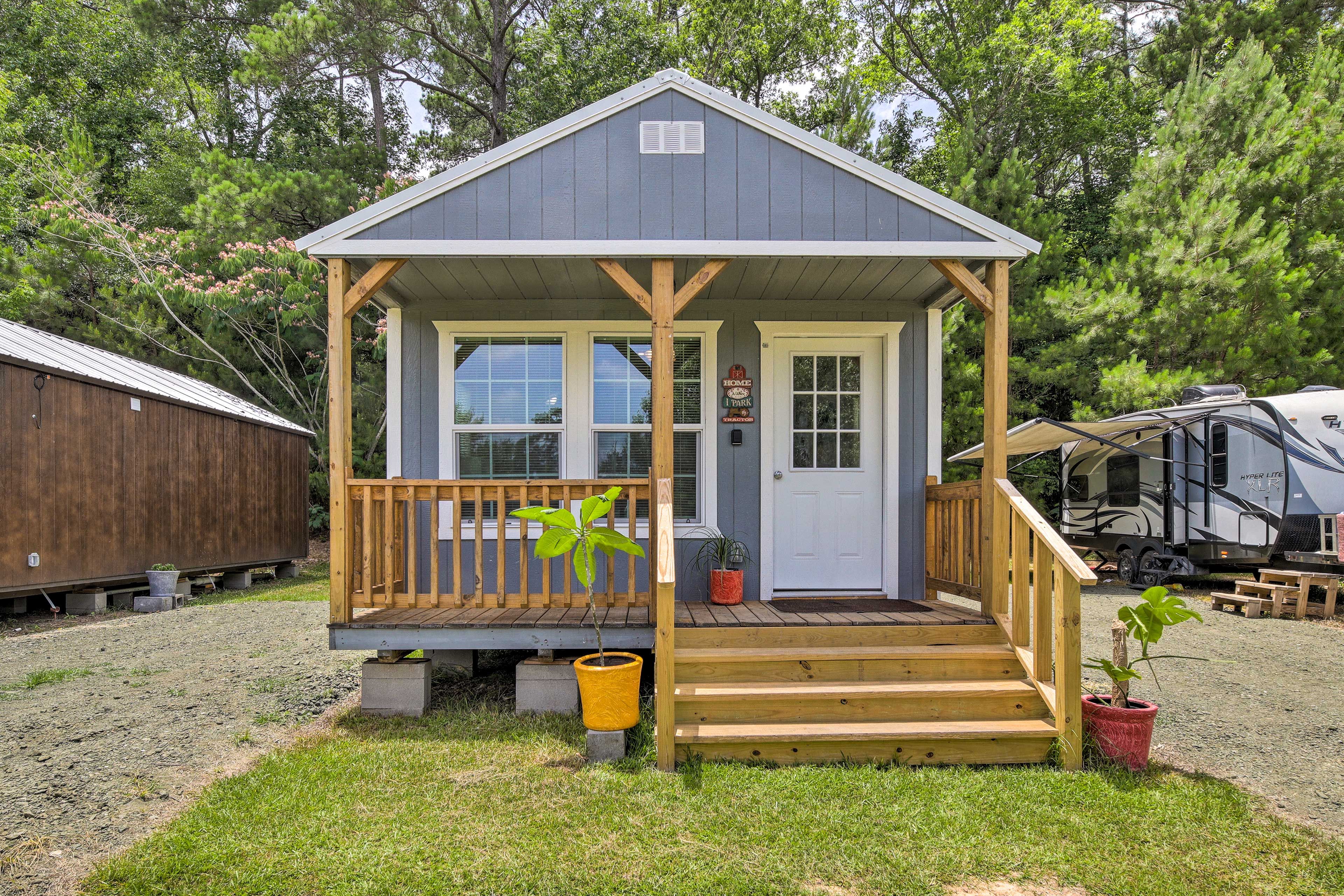 Cabin Exterior | Gravel Driveway Tandem Parking (2 Vehicles)