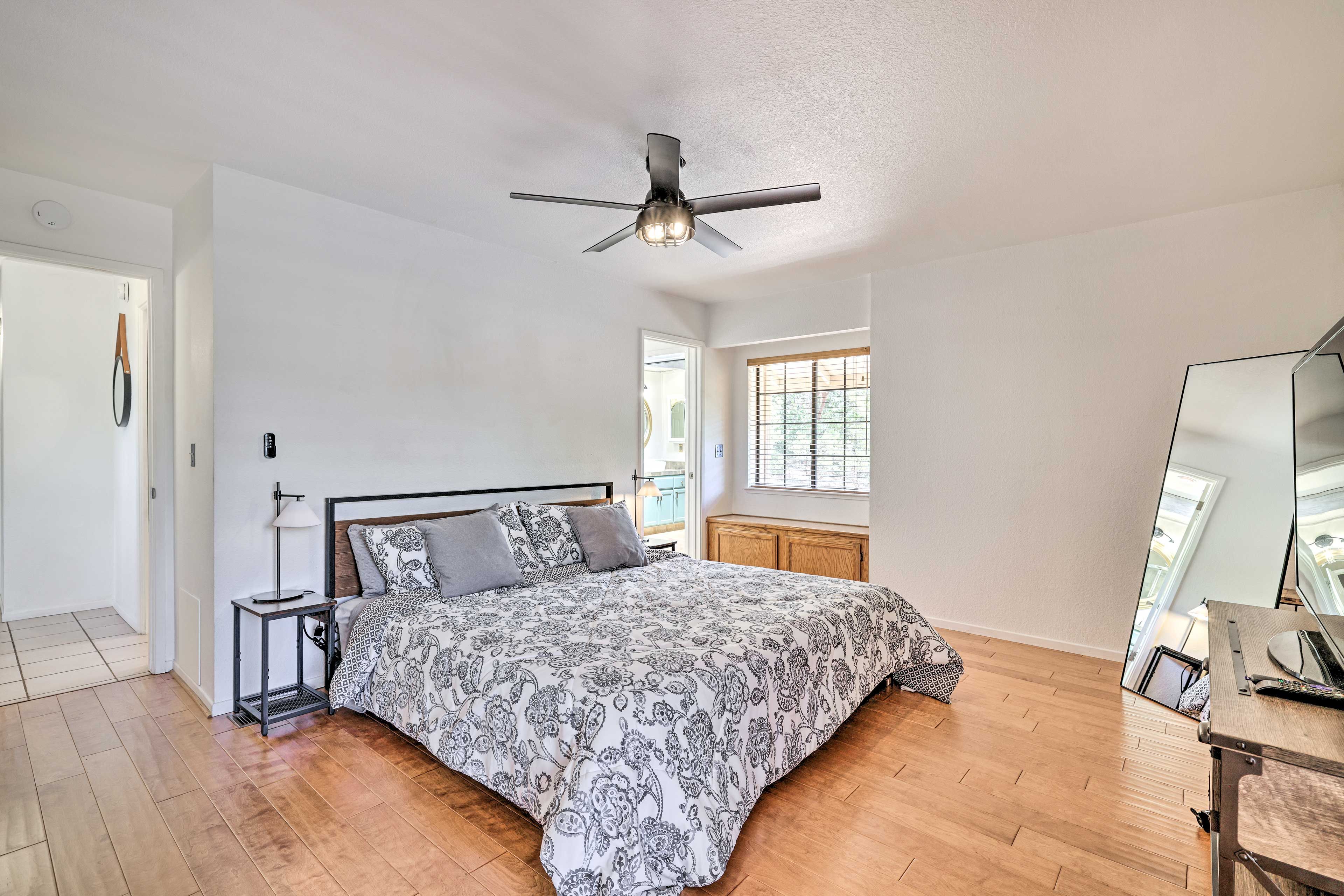 Bedroom 1 | King Bed | 2nd Floor | Linens Provided | En-Suite