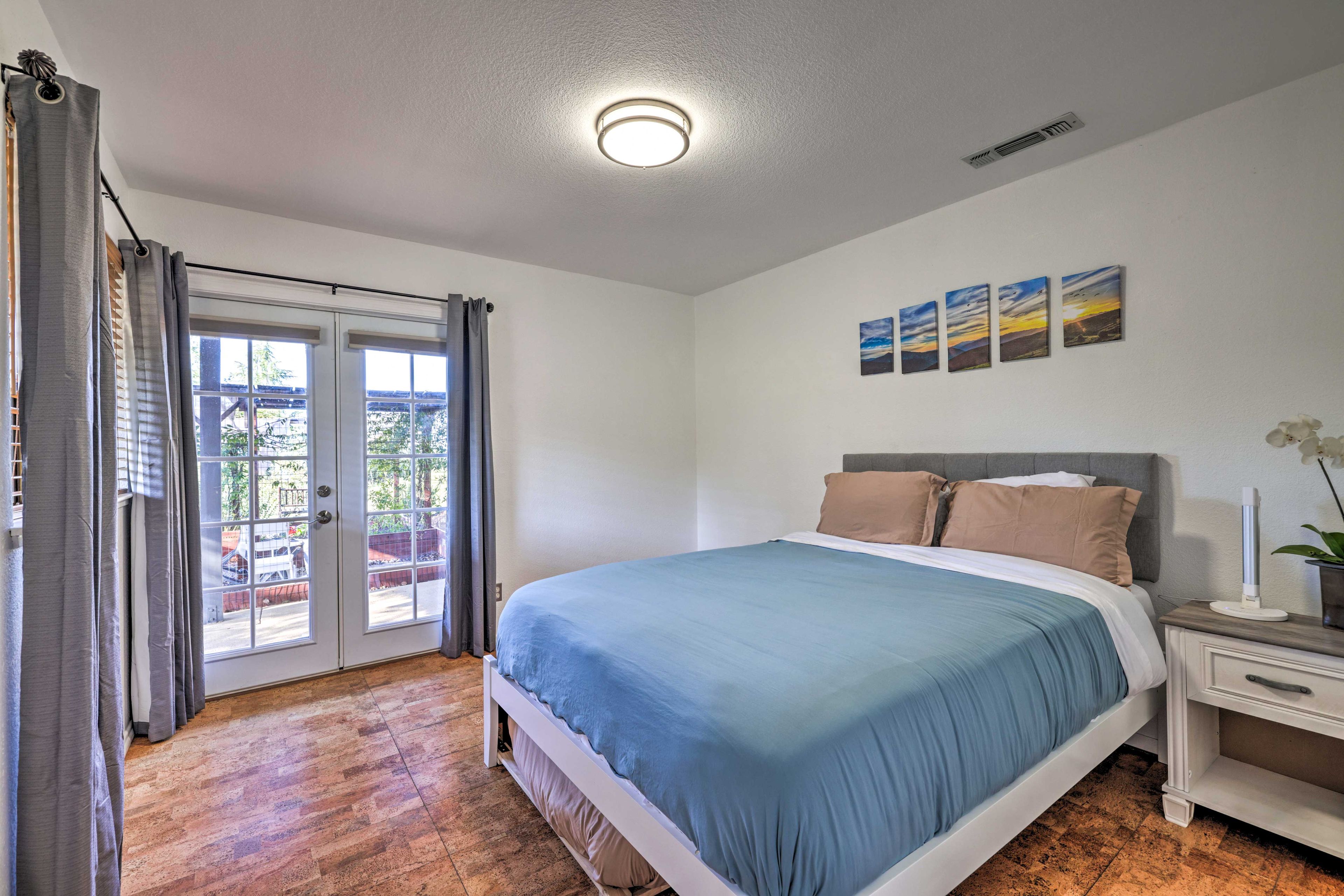 Bedroom 2 | Queen Bed w/ Twin Trundle | 1st Floor | Hangers