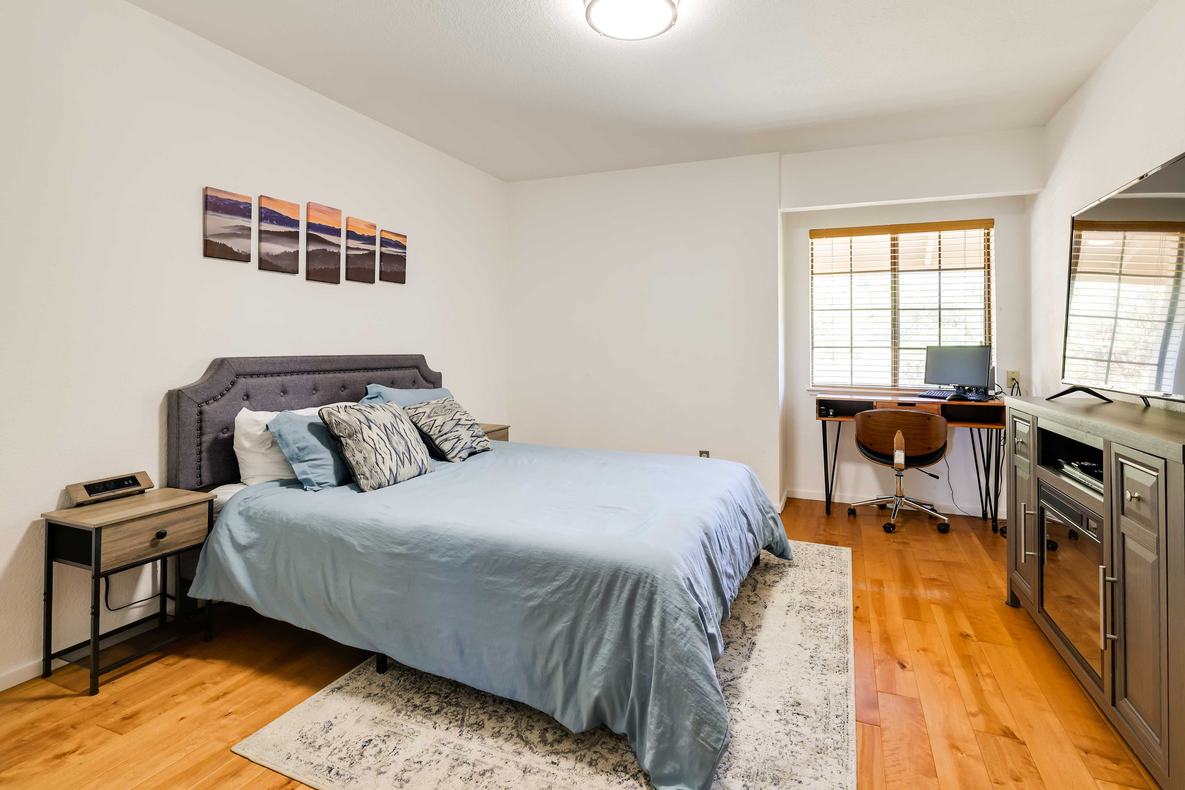 Bedroom 4 | Queen Bed | 1st Floor | Desk