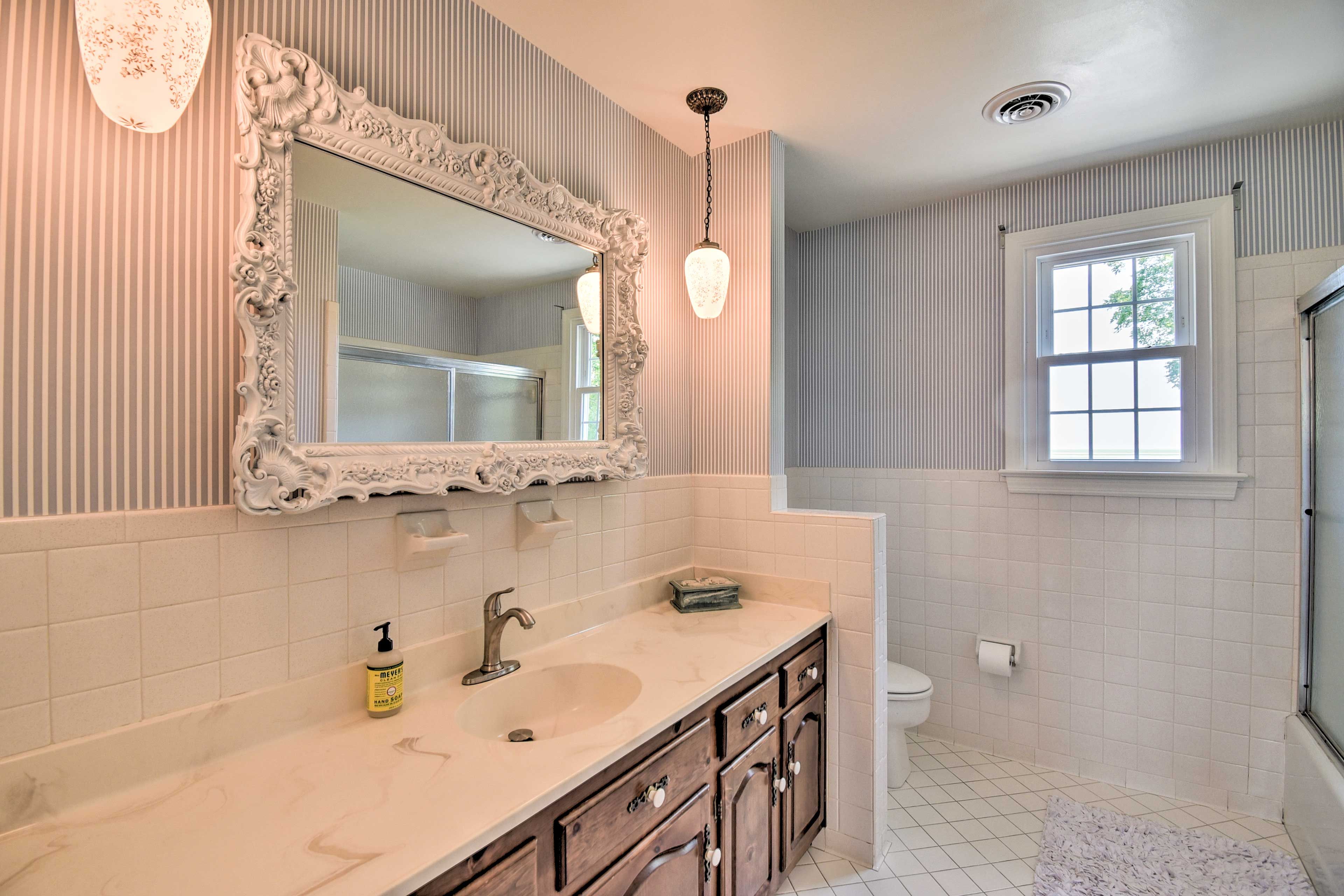 En-Suite Bathroom | Towels Provided