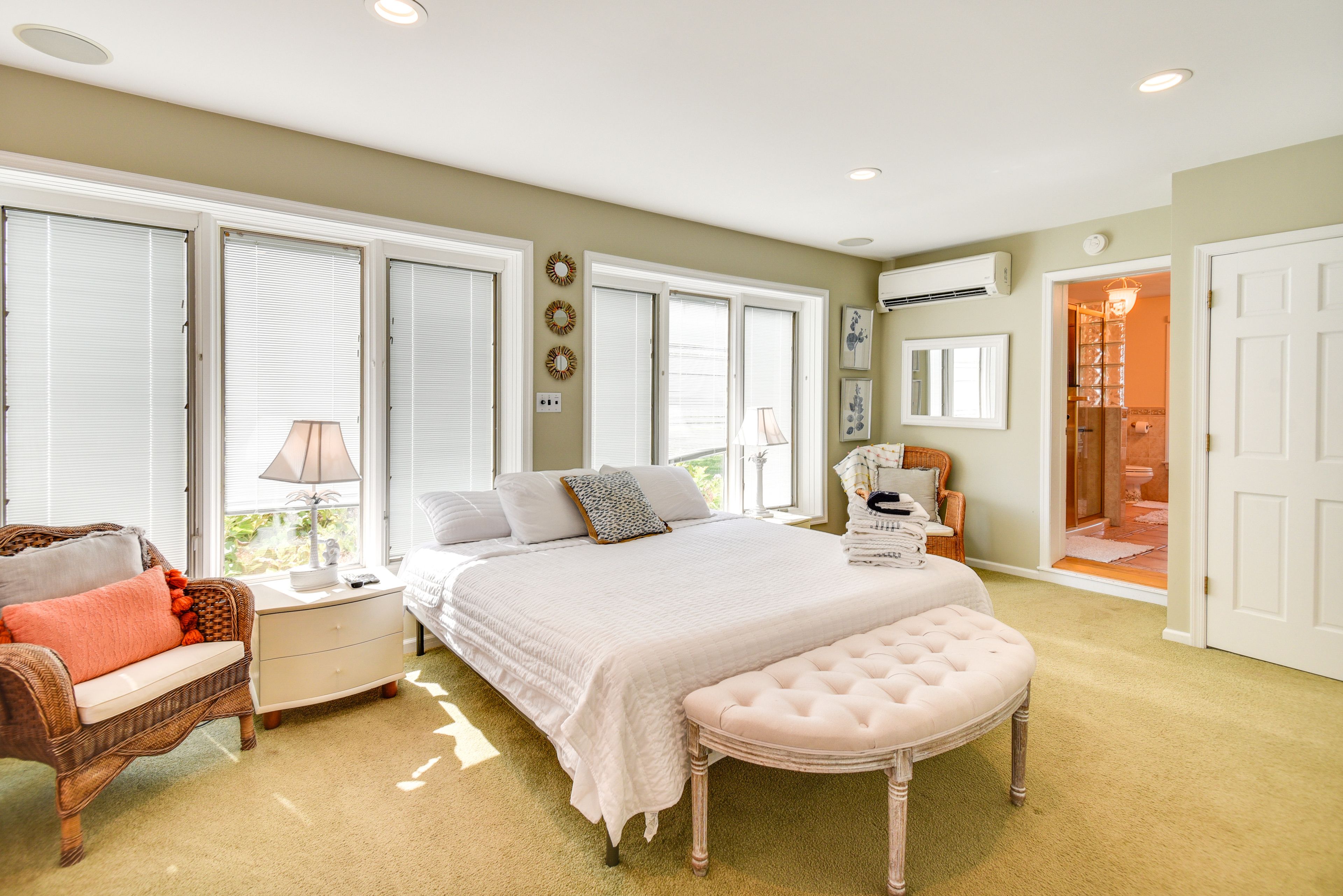 Bedroom 1 | King Bed | En-Suite Bathroom | 1st Floor