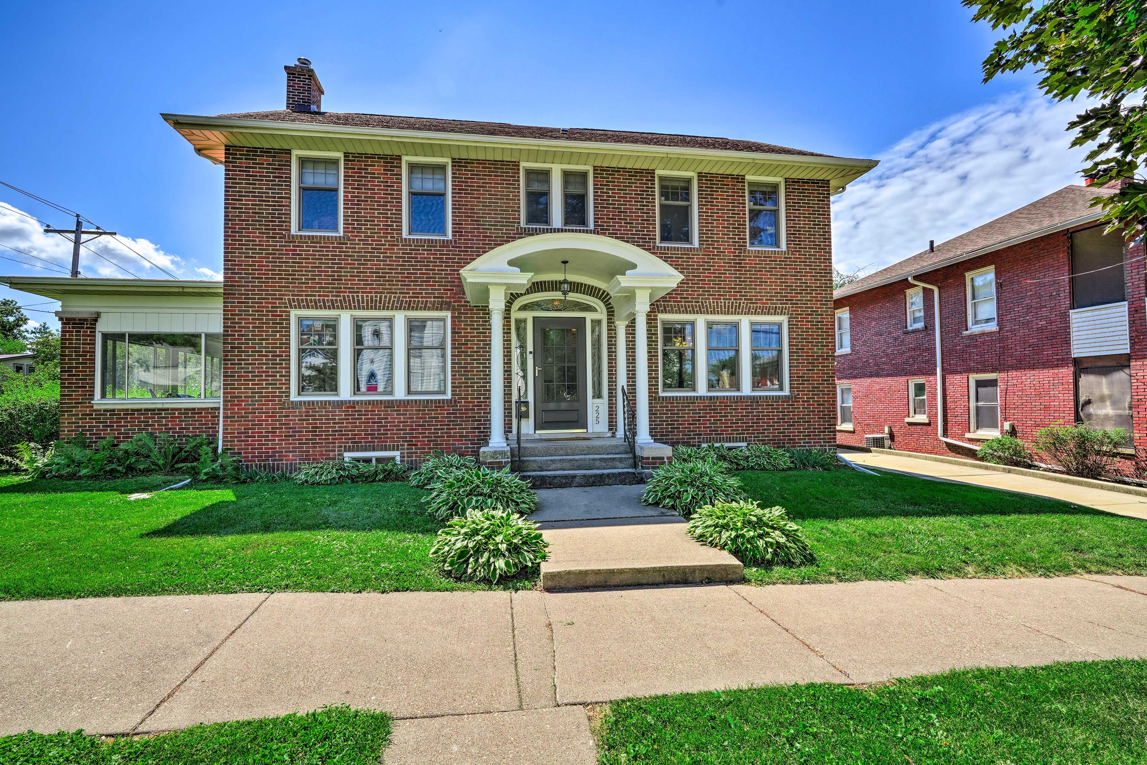 Savanna Vacation Rental | 3BR | 2BA | 2,000 Sq Ft | Stairs Required