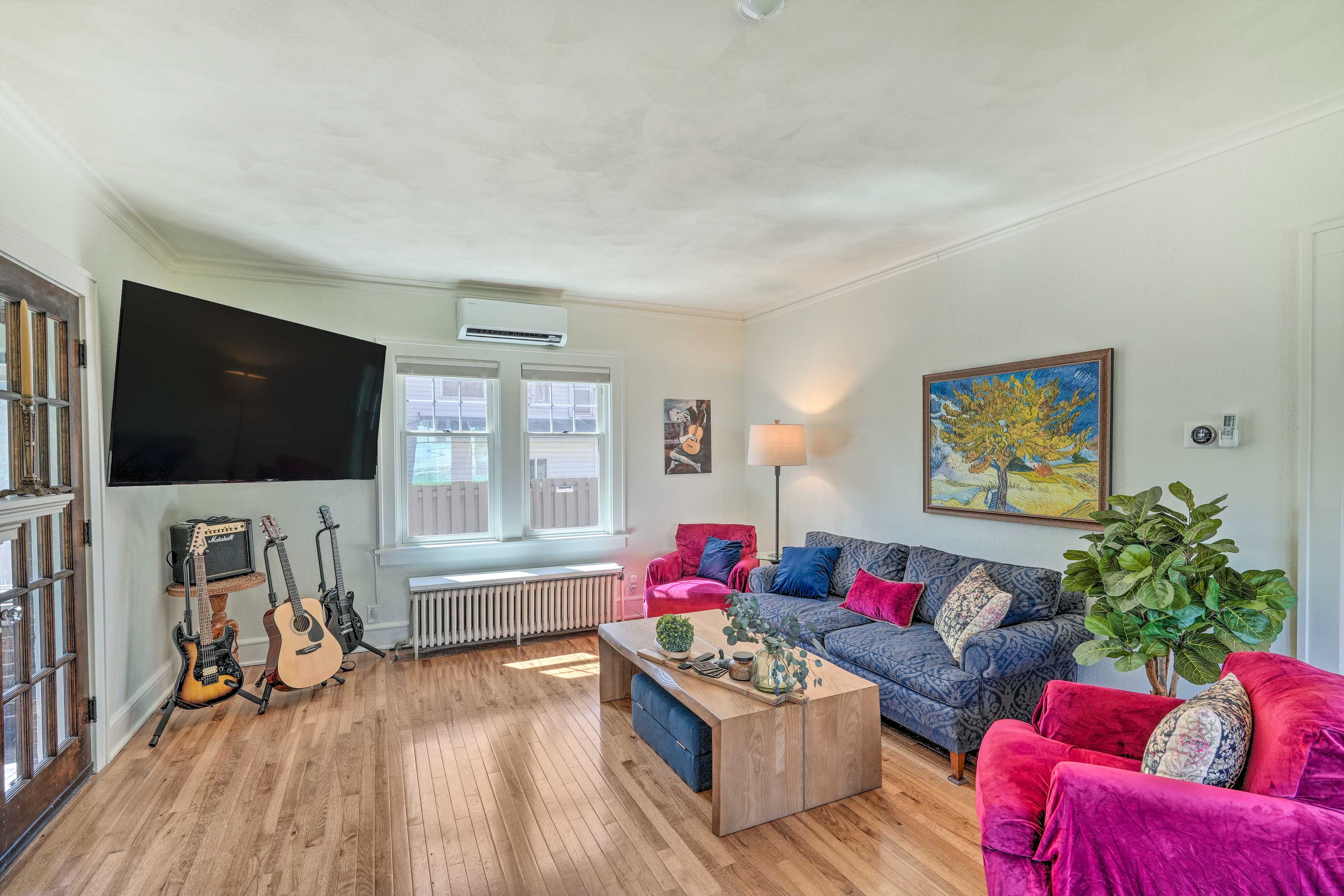 Living Room | Main Level | A/C Units | Smart TV
