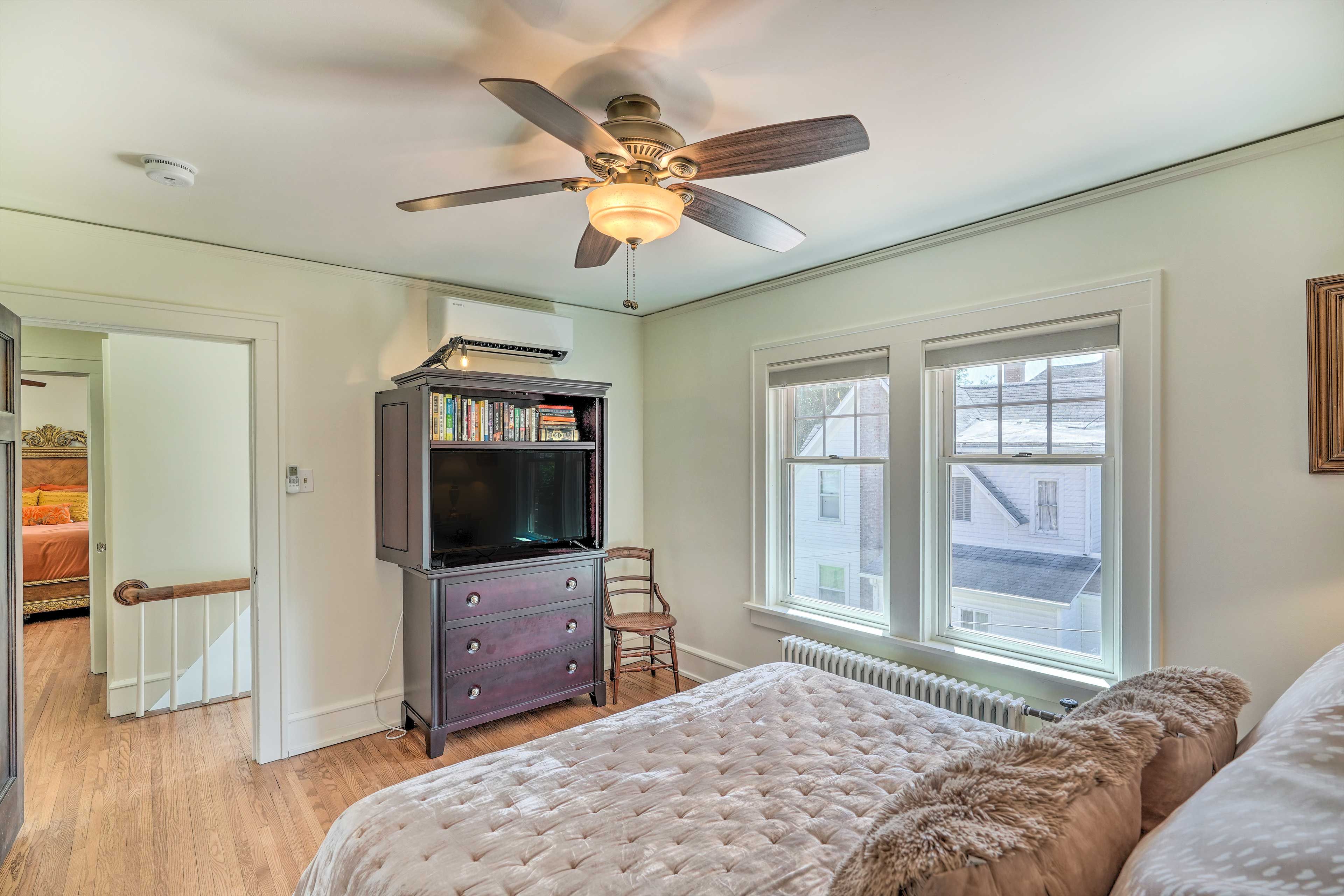 Bedroom 2 | Upper Level | Queen Bed | Linens Provided | Smart TV