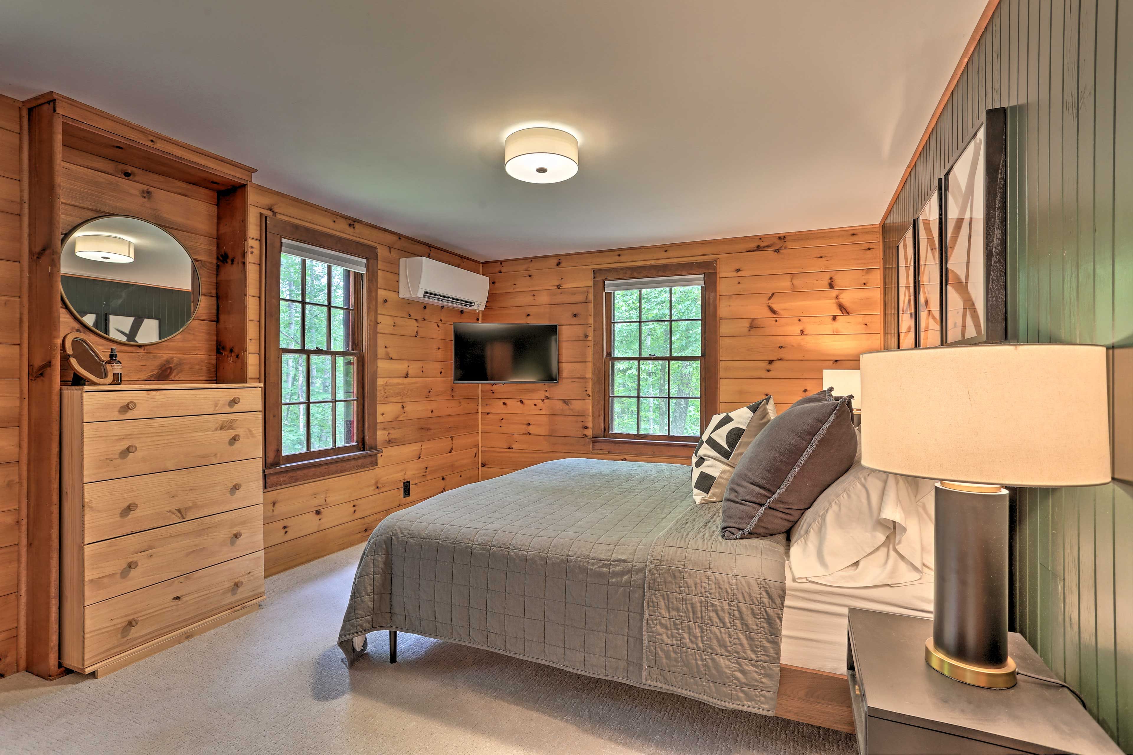 Bedroom 1 | King Bed | Smart TV | 1st Floor