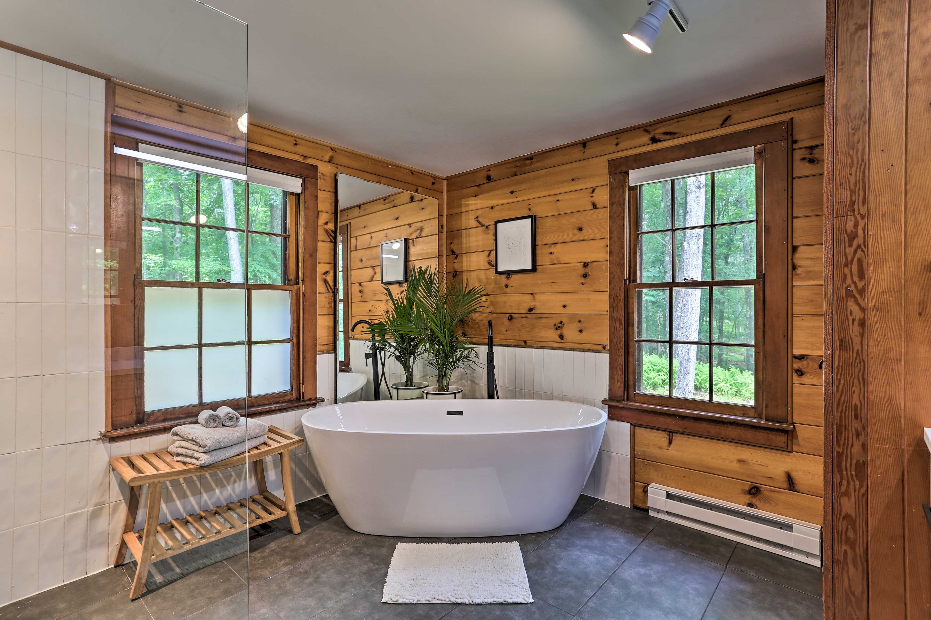 Full En-Suite Bathroom | Soaking Tub | Walk-In Shower | Towels Provided