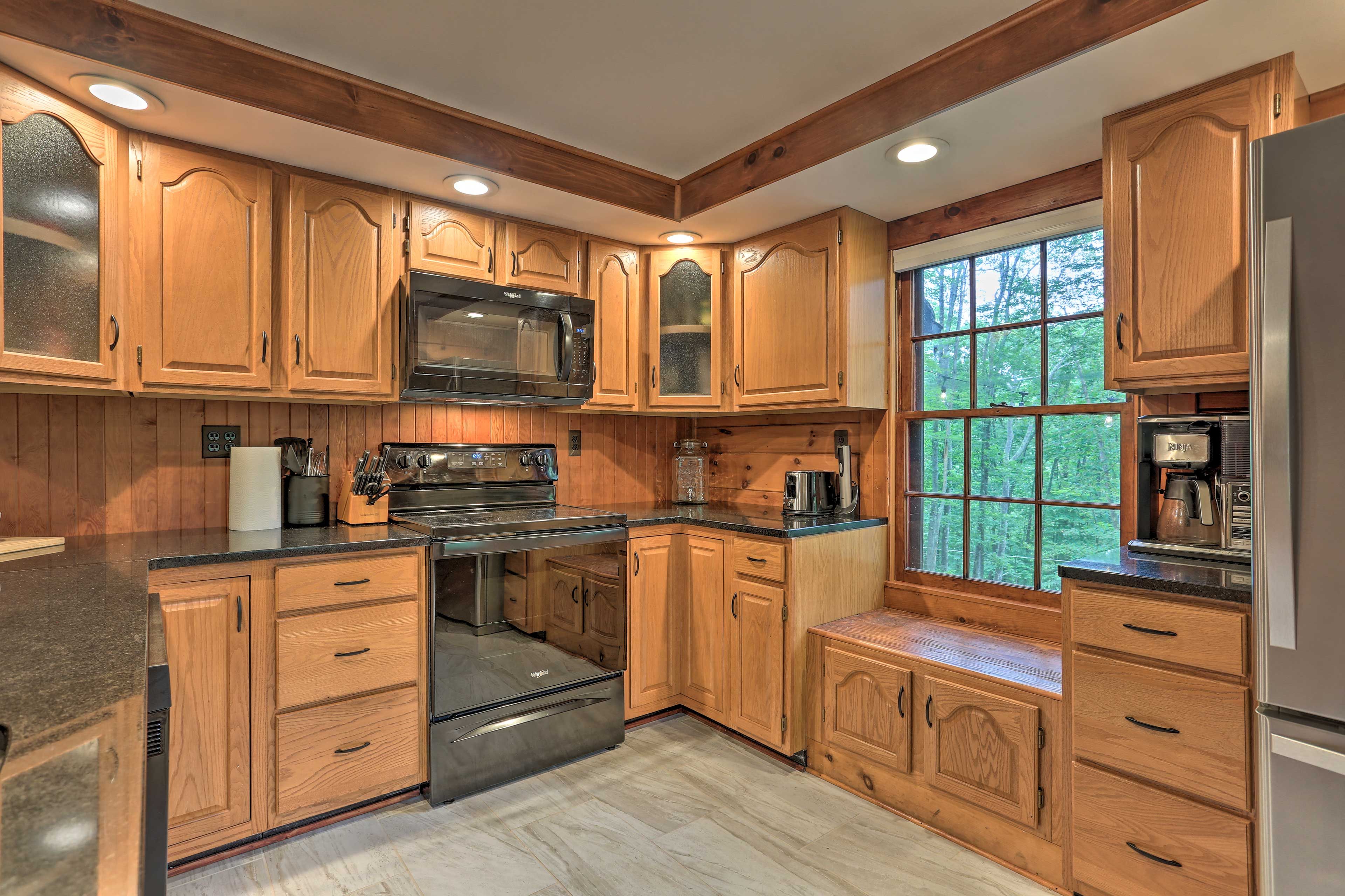 Kitchen | Fully Equipped | Drip Coffee Maker | Dishware & Glassware