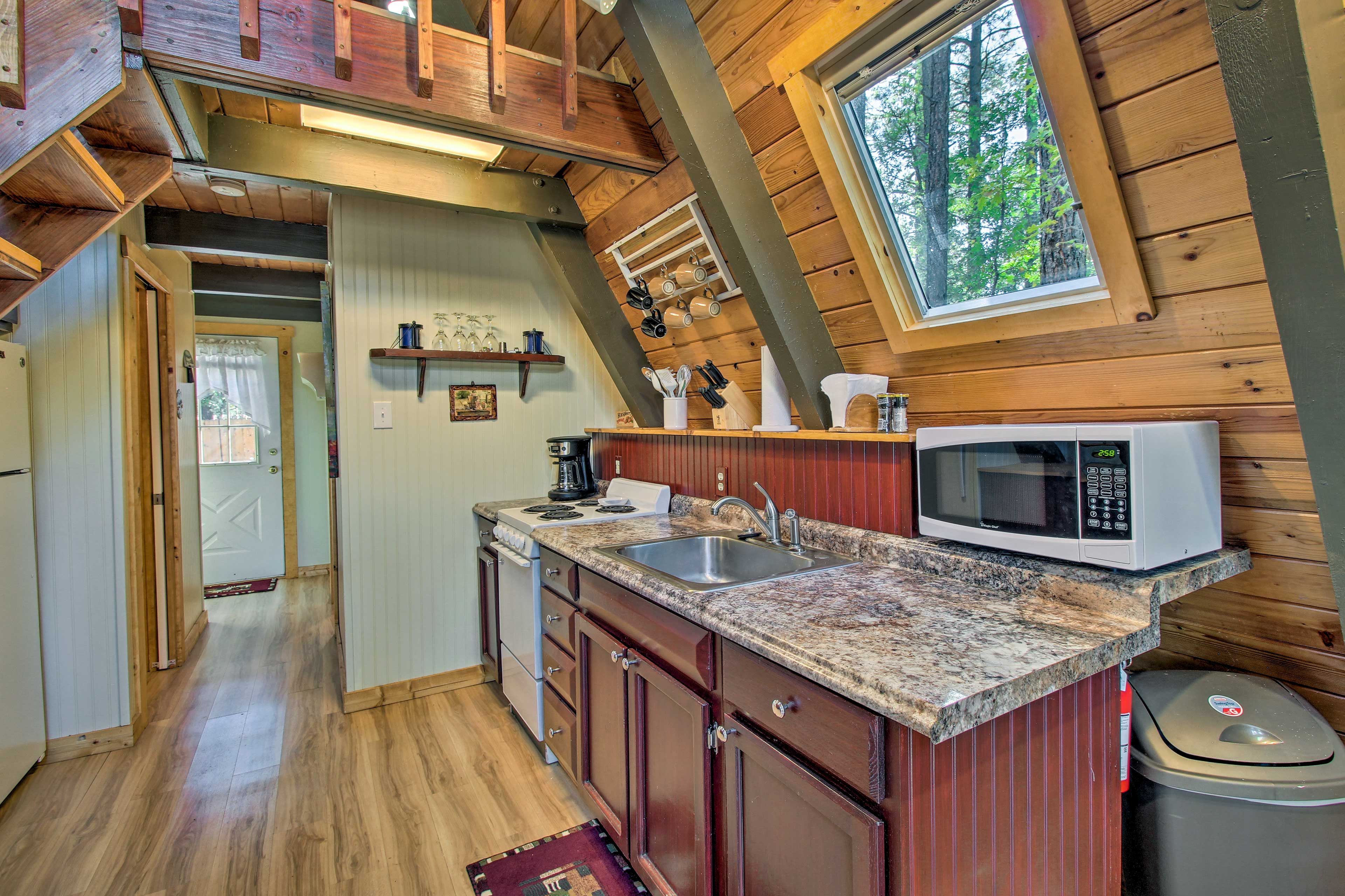 Kitchen | Well-Equipped w/ Cooking Basics