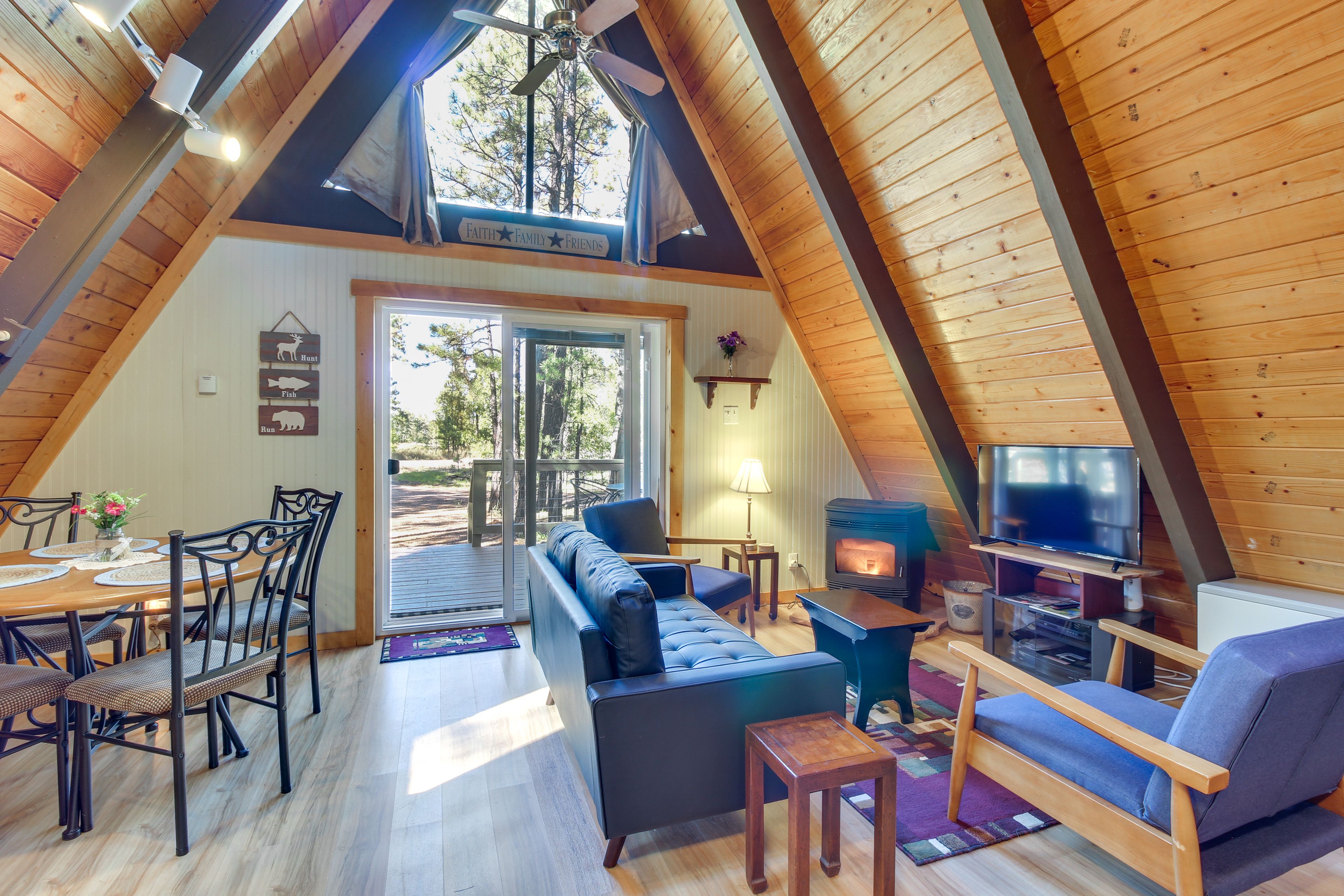 Living Room | Cable TV | Pellet-Burning Furnace | Electric Heating | Free WiFi