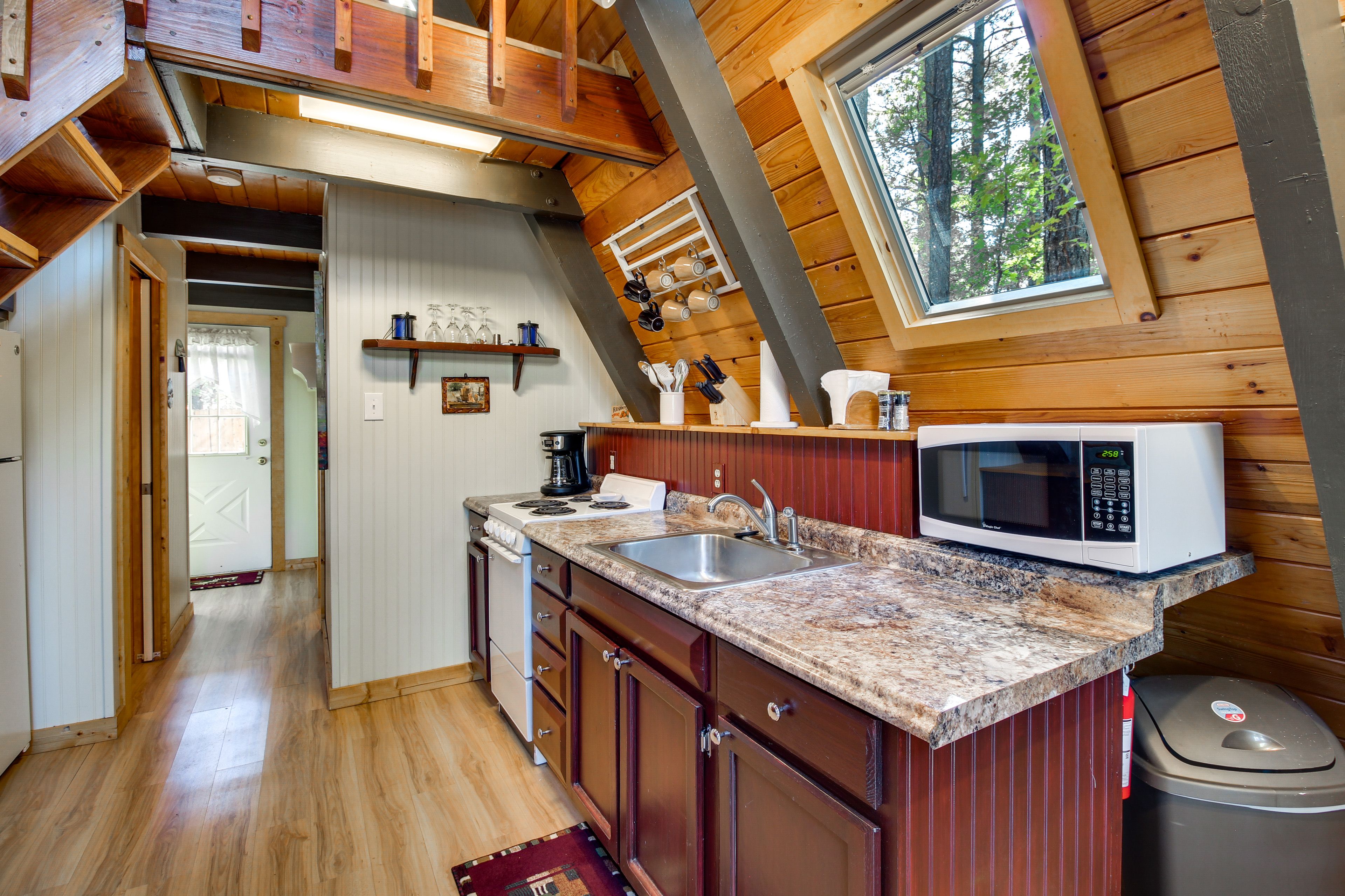 Kitchen | Well-Equipped w/ Cooking Basics