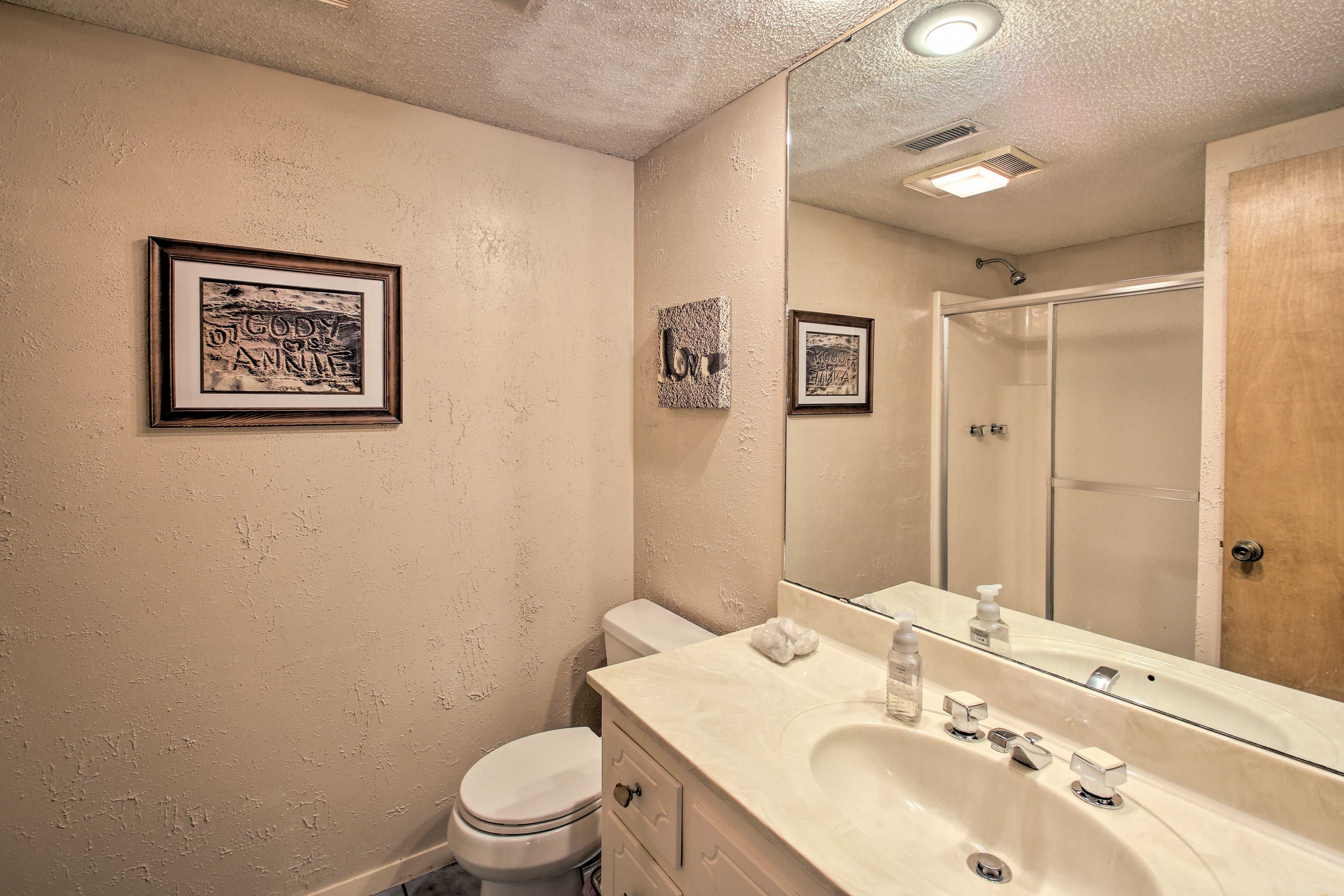 Full Bathroom | Towels Provided | Complimentary Toiletries