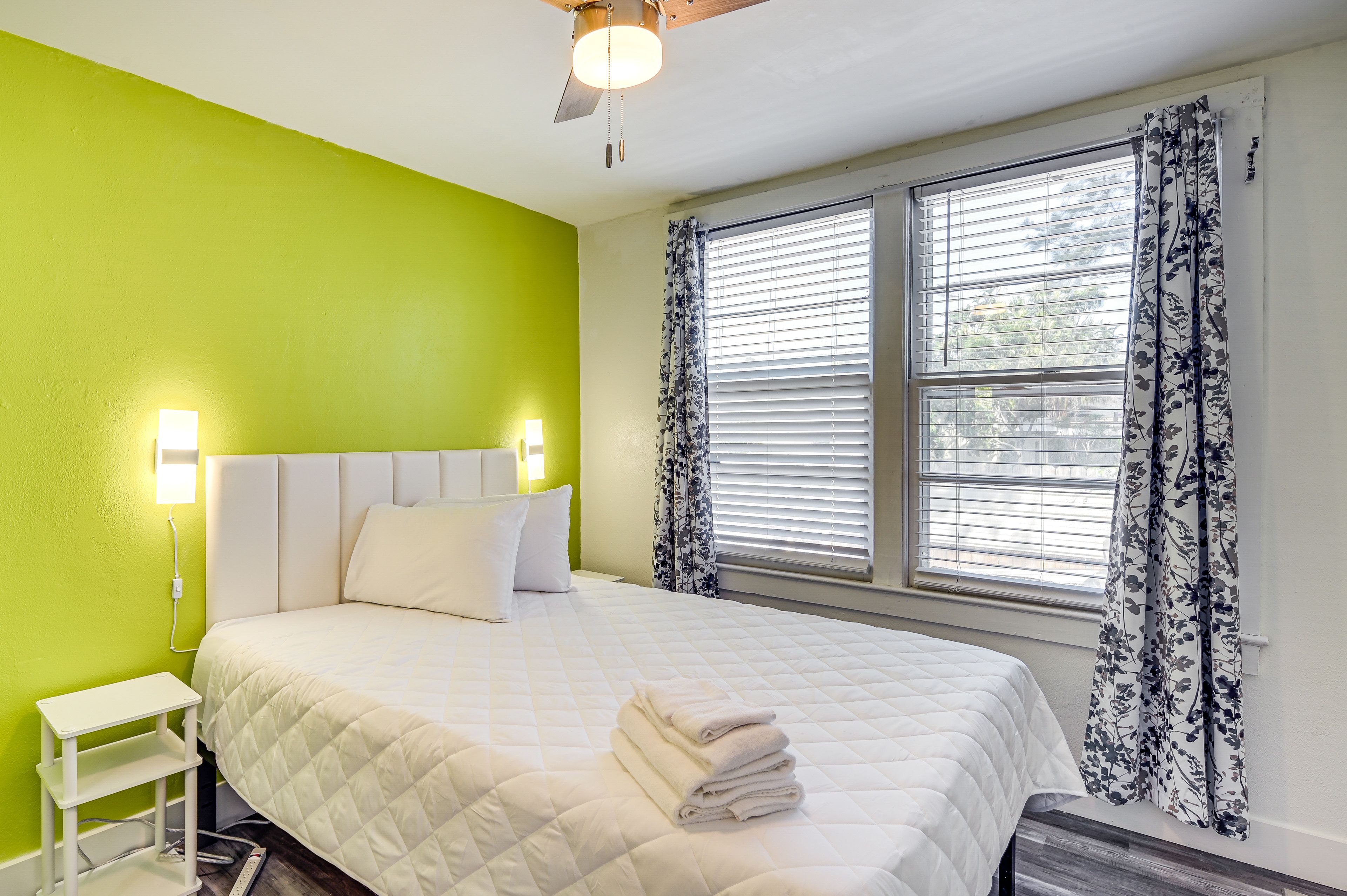 Bedroom 2 | Queen Bed