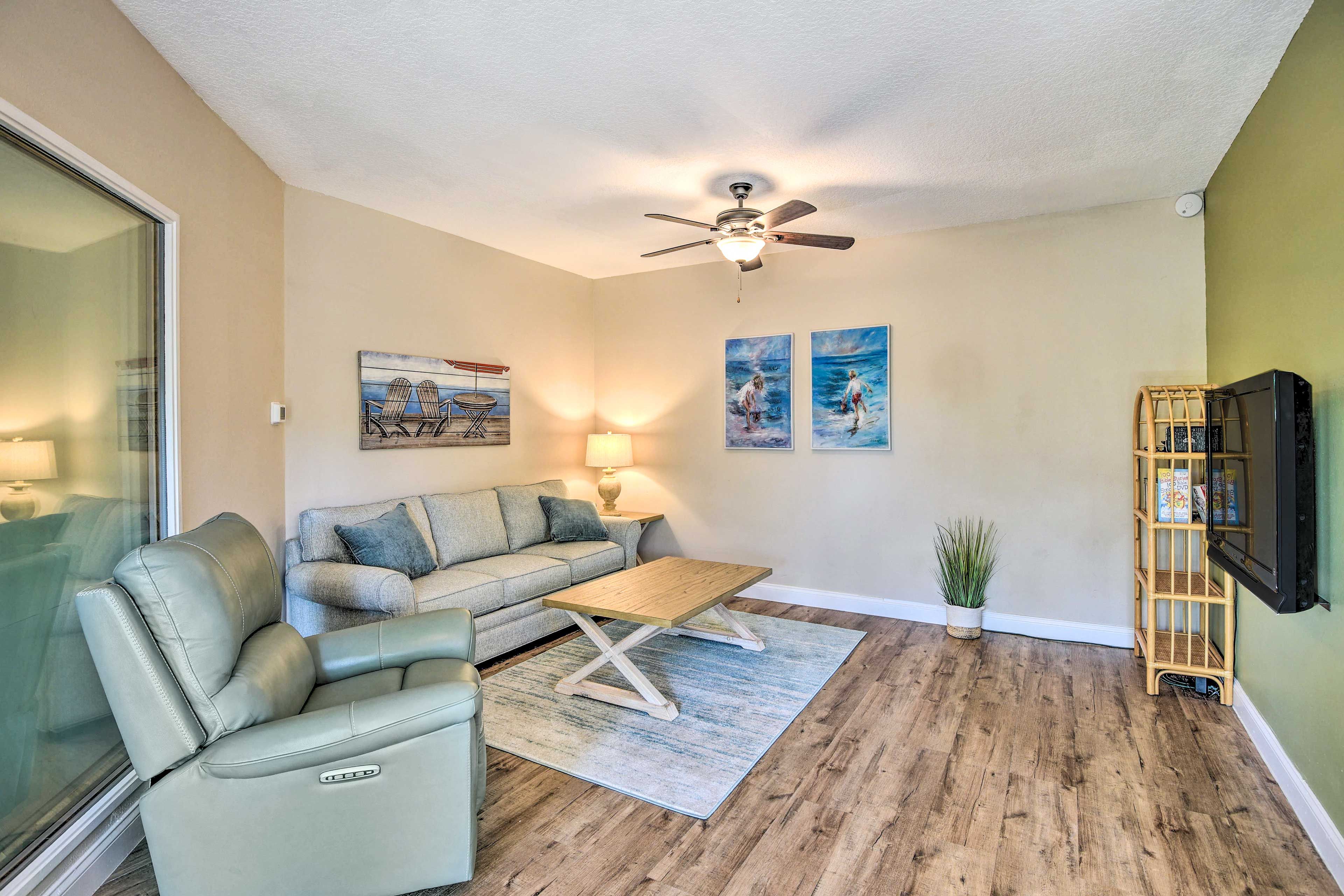 Living Room | Main Floor | Wireless Internet | Central Air Conditioning