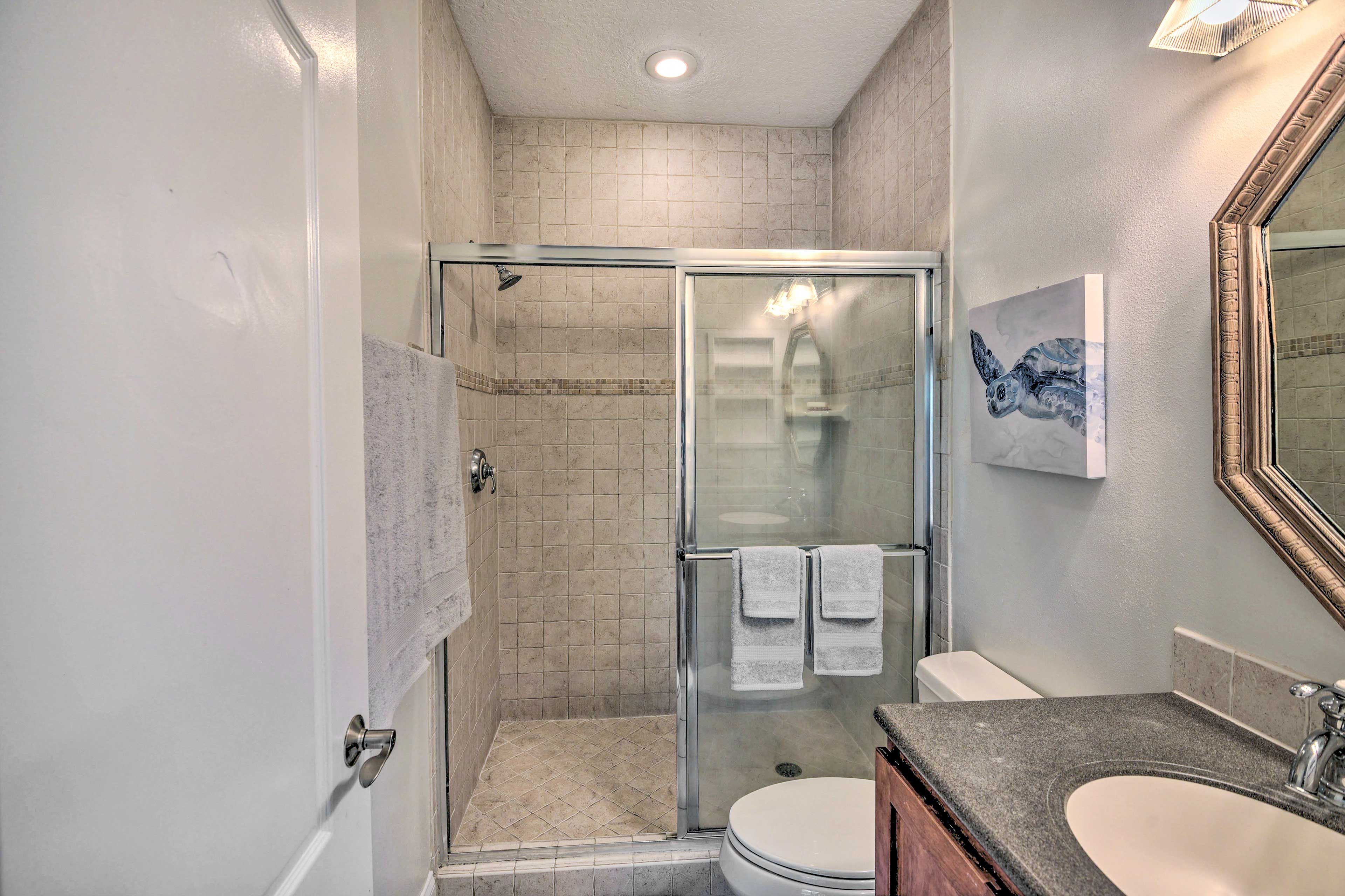 Full Bathroom | Main Floor | Towels Provided