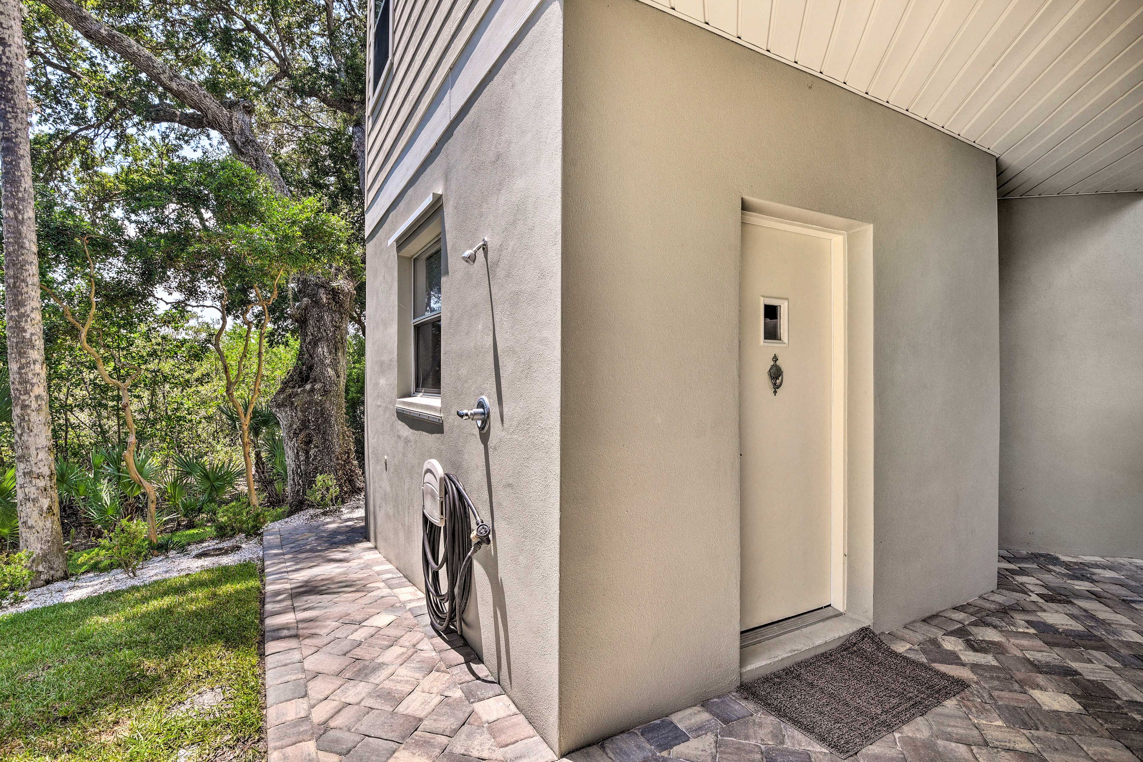Apartment Exterior | Parking | Shell Driveway (1 Vehicle)