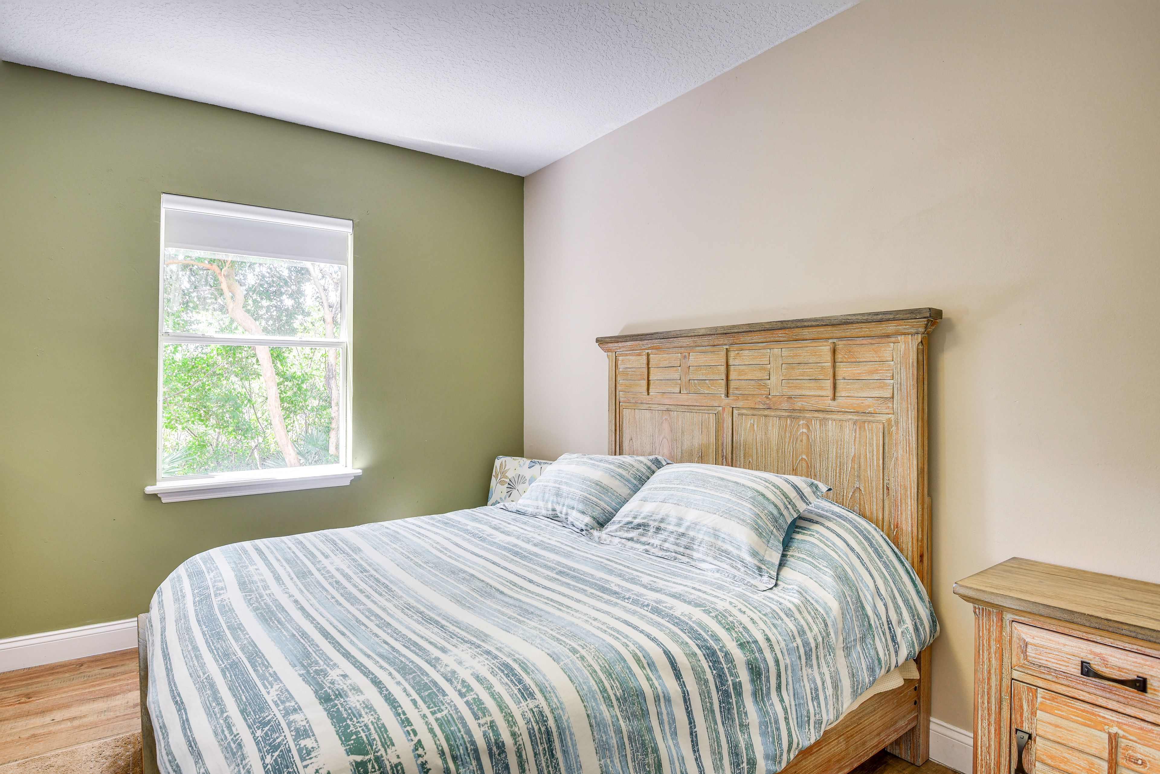 Bedroom | Queen Bed | Linens