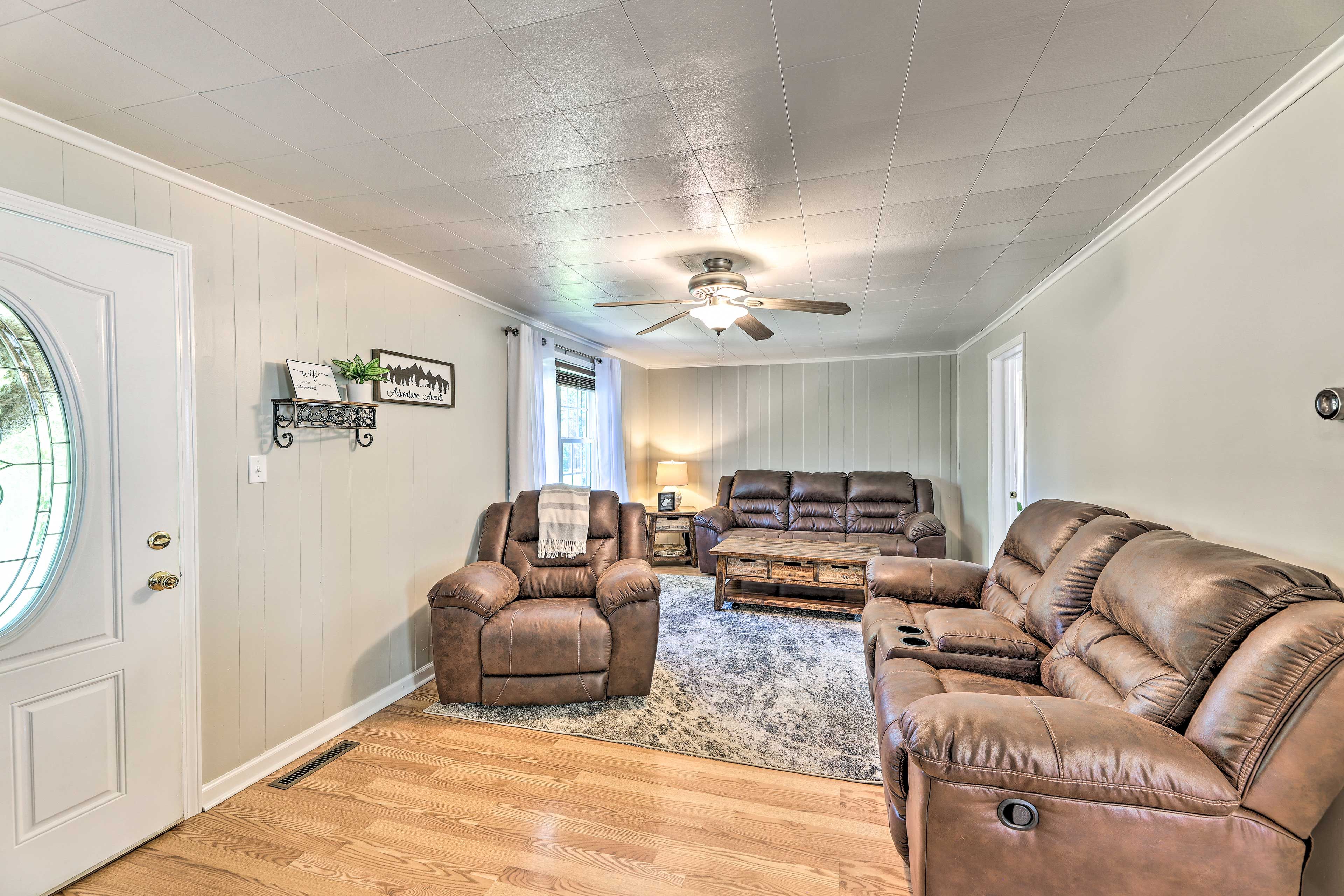 Living Room | Free WiFi | Central Heating & A/C | Nintendo Video Game Console