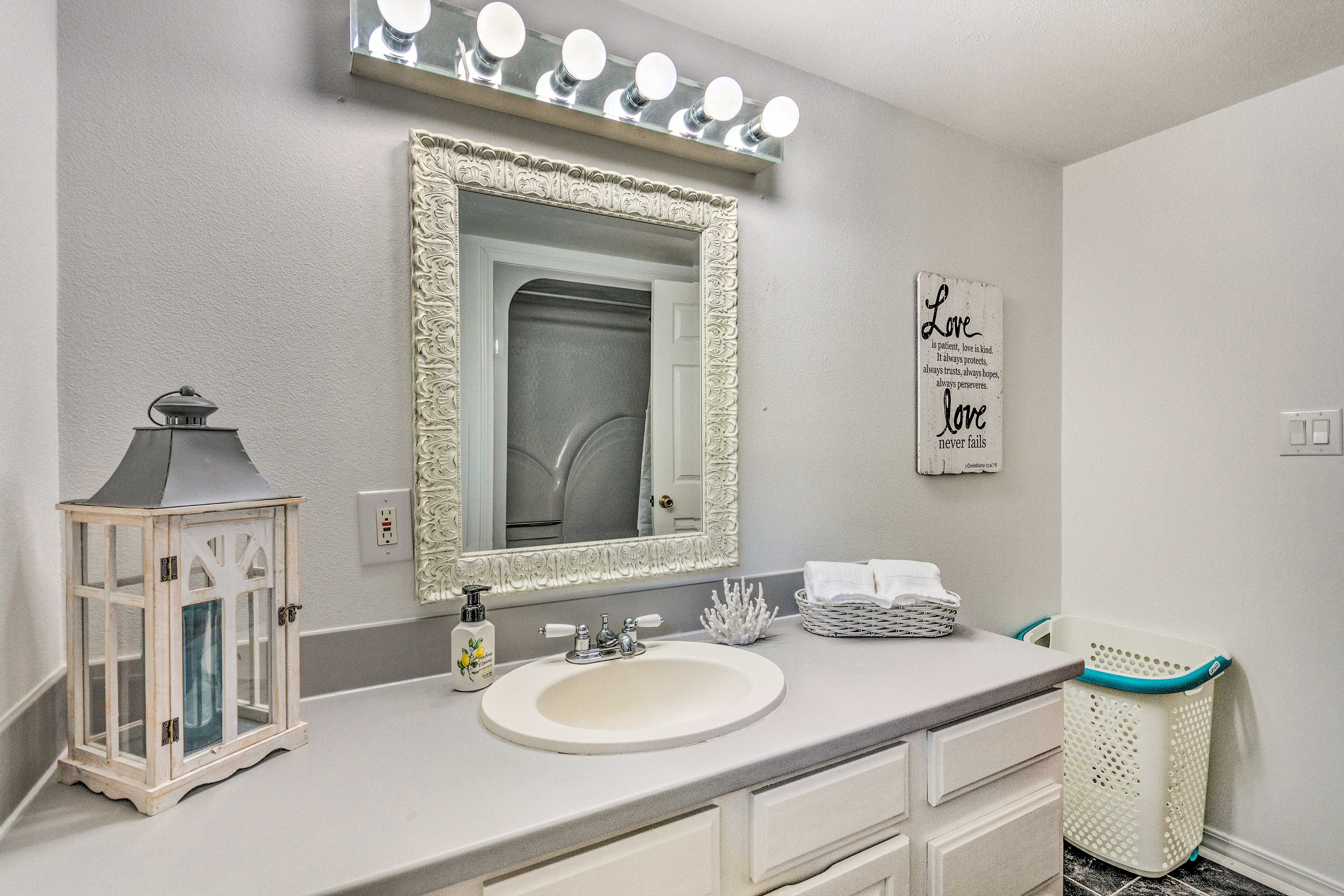 Full Bath | Complimentary Toiletries
