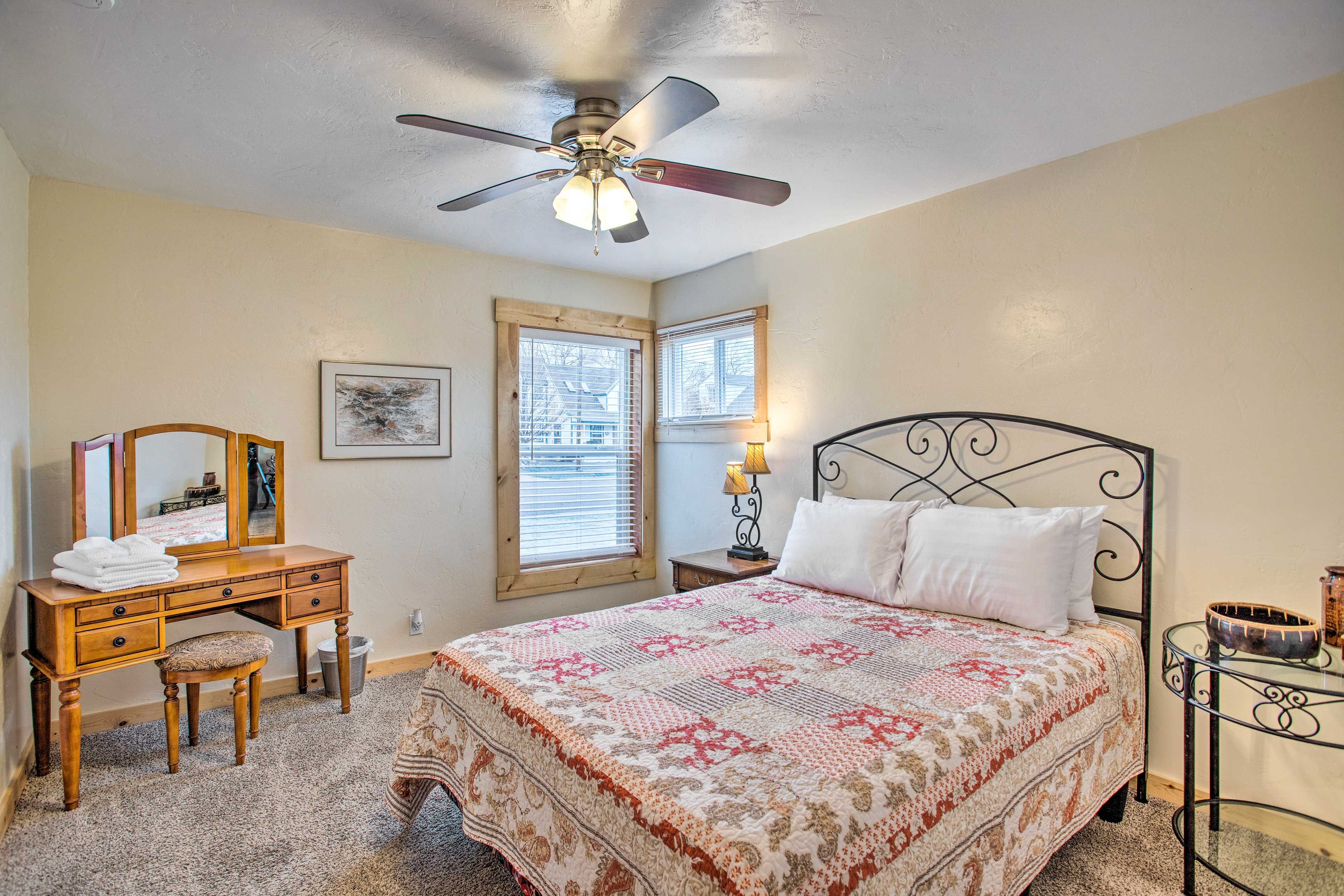 Bedroom 1 | Queen Bed | Ceiling Fans