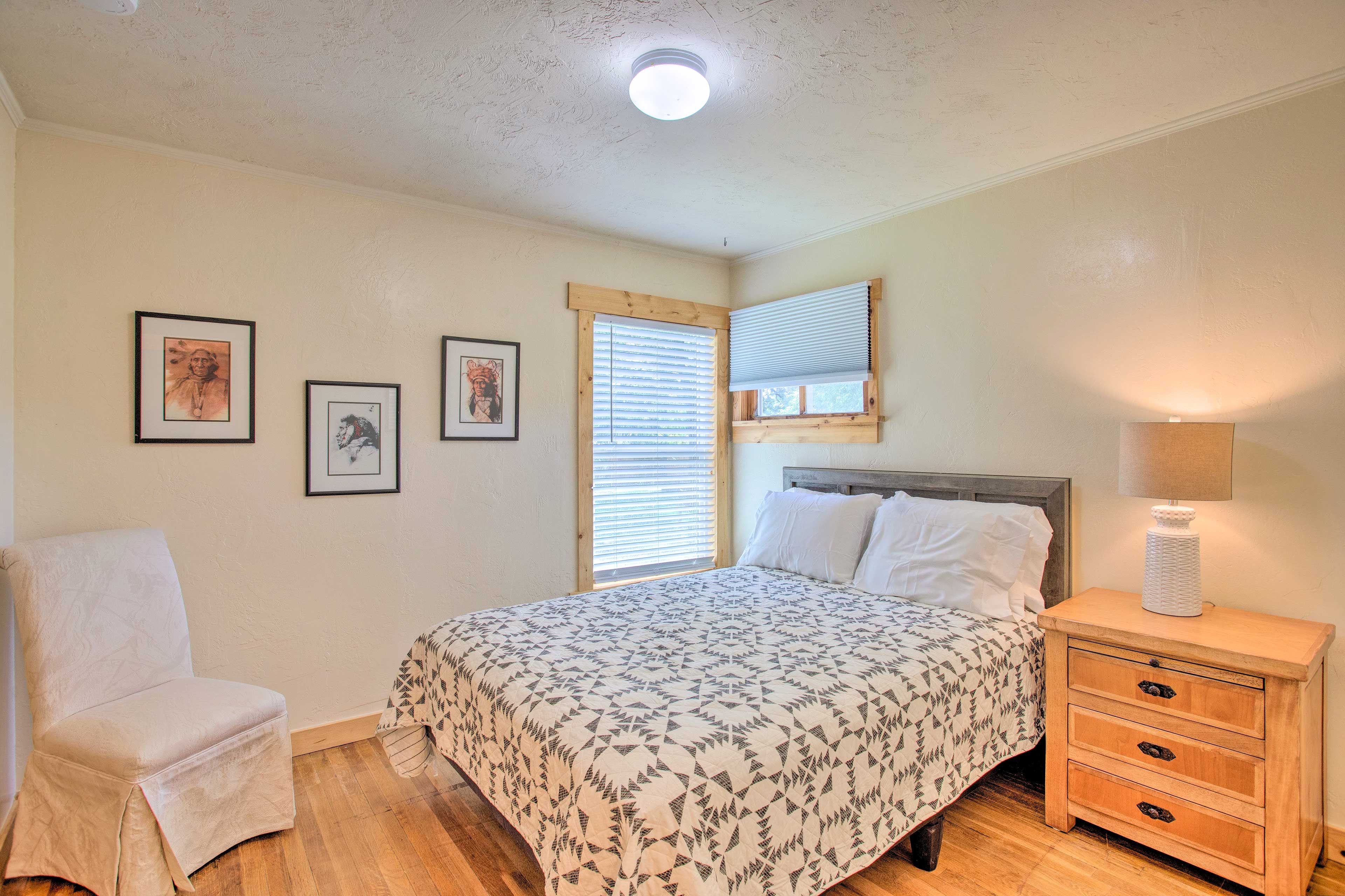 Bedroom 2 | Queen Bed