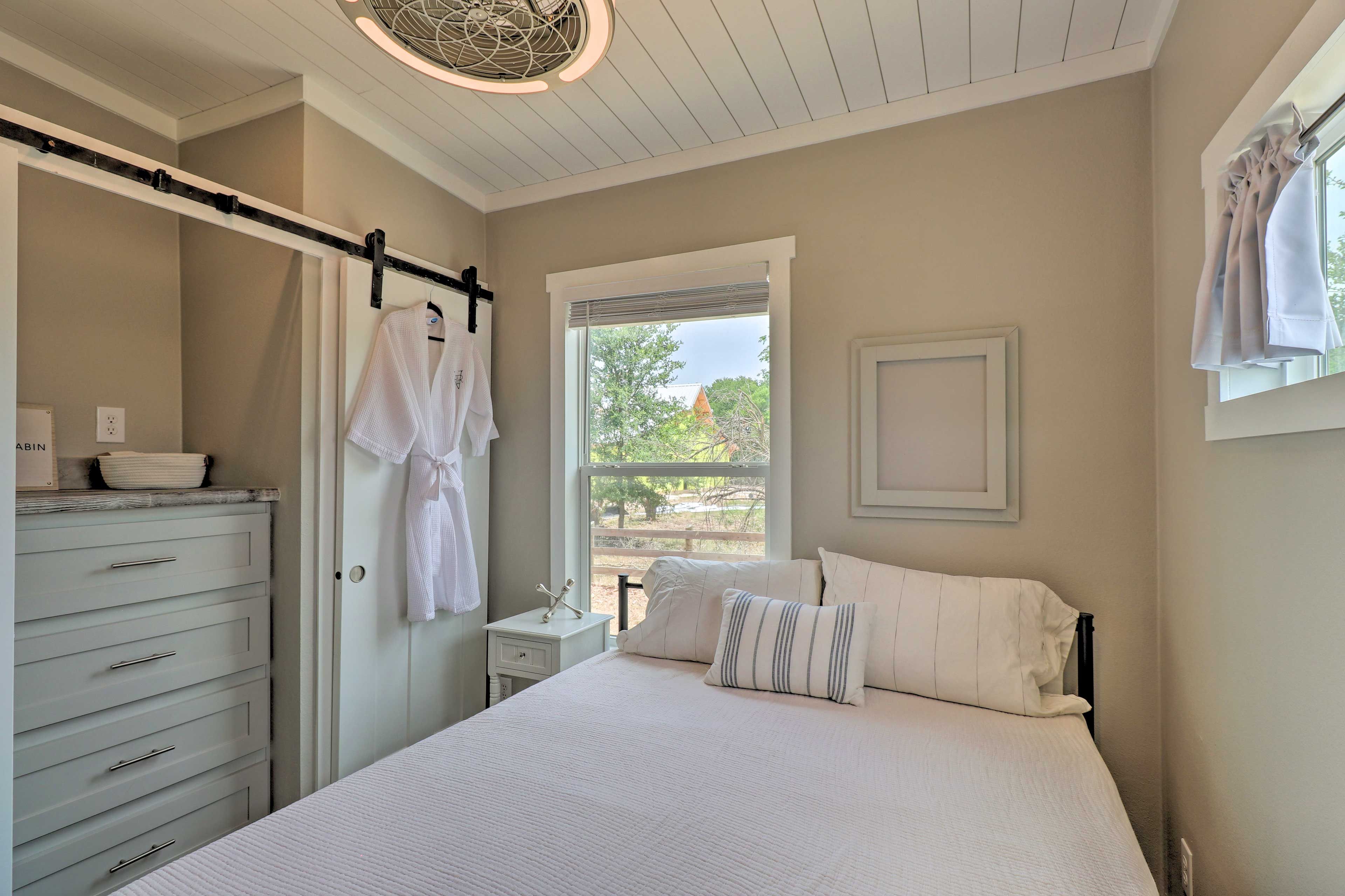 Bedroom | Queen Bed | Linens Provided